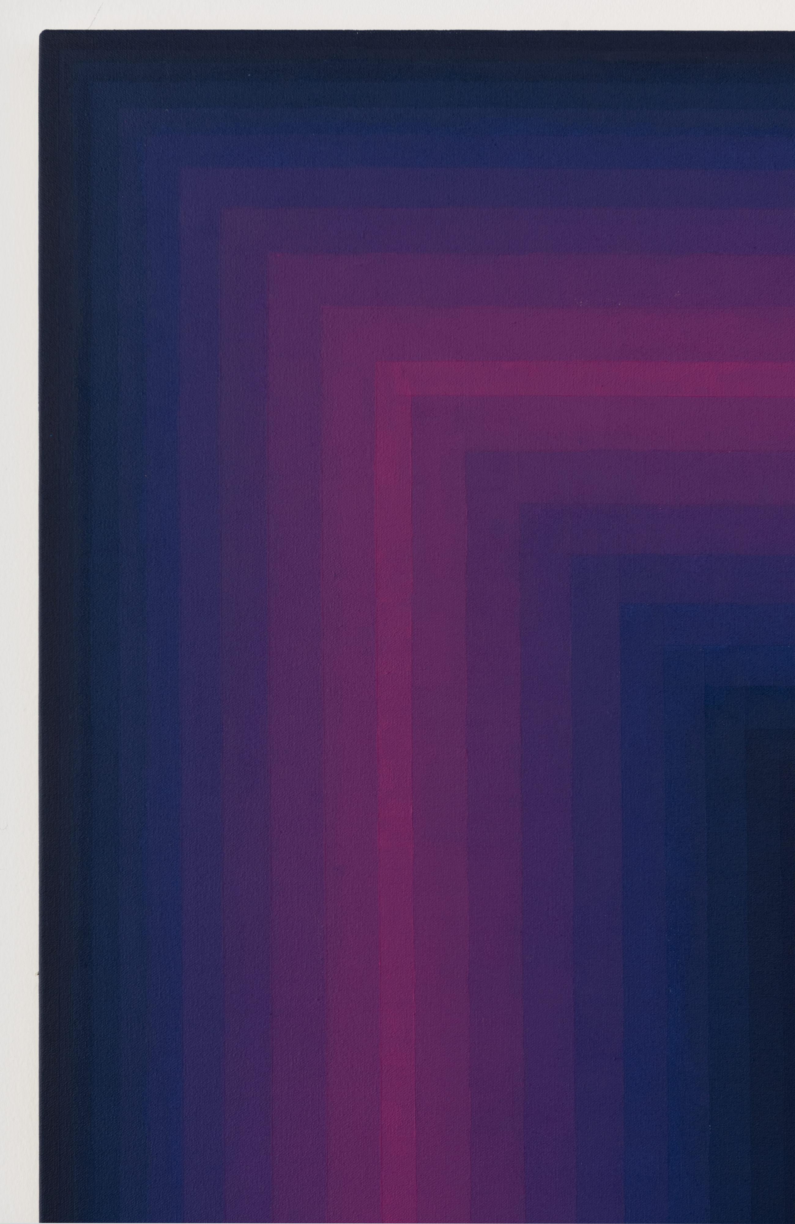 In questo dipinto astratto contemporaneo in acrilico su tela, strisce di colore accuratamente ordinate in ricche tonalità di viola e magenta si alternano a sfumature di viola in questo dittico verticale composto da due tele. Firmato, datato e