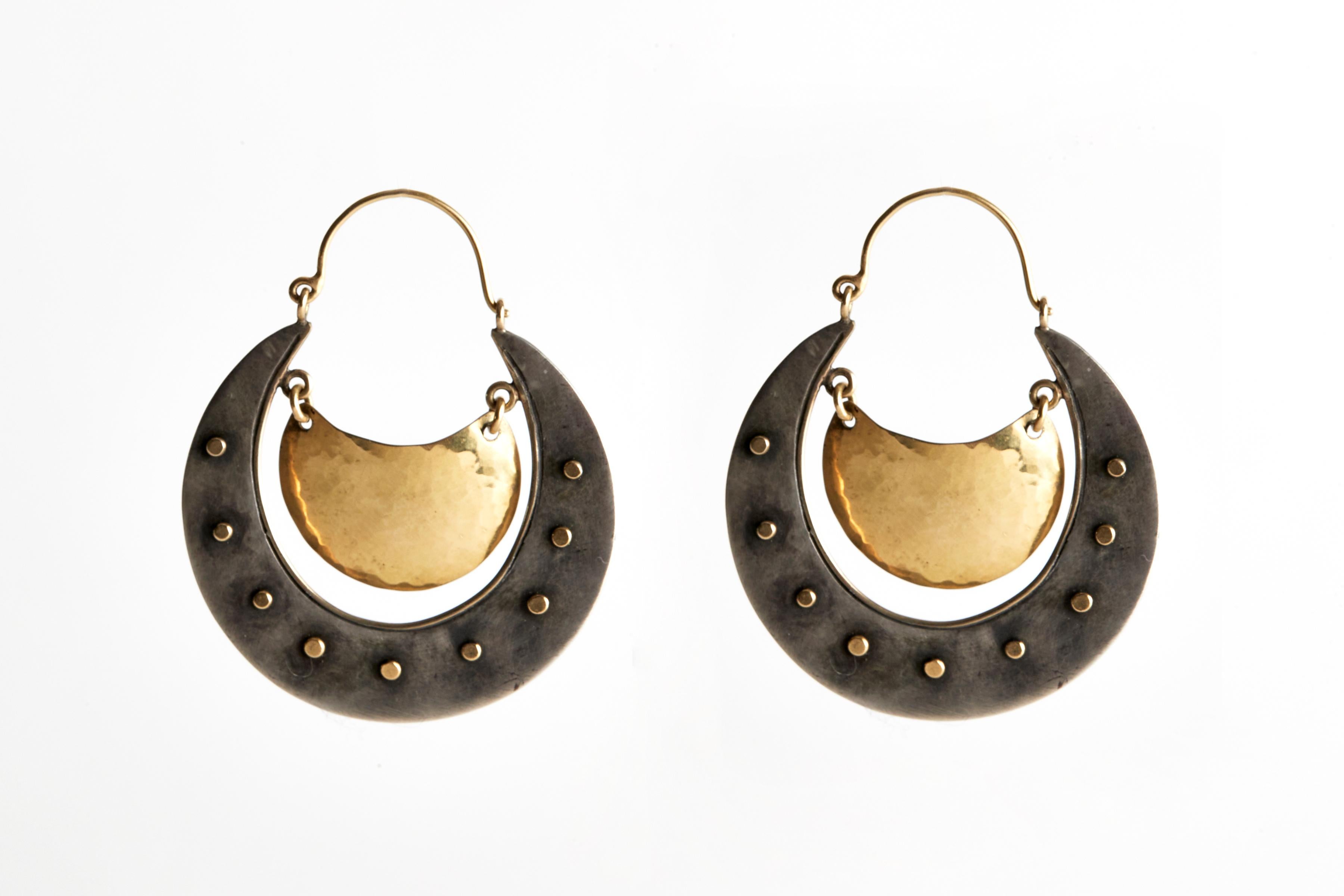 Audrey Werner, „Shield“-Ohrringe aus 18-karätigem Sterlingsilber, Vereinigte Staaten im Zustand „Hervorragend“ im Angebot in New York, NY