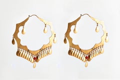 Audrey Werner, Pendientes de latón chapado en 24 quilates y coral, EE.UU., 2001
