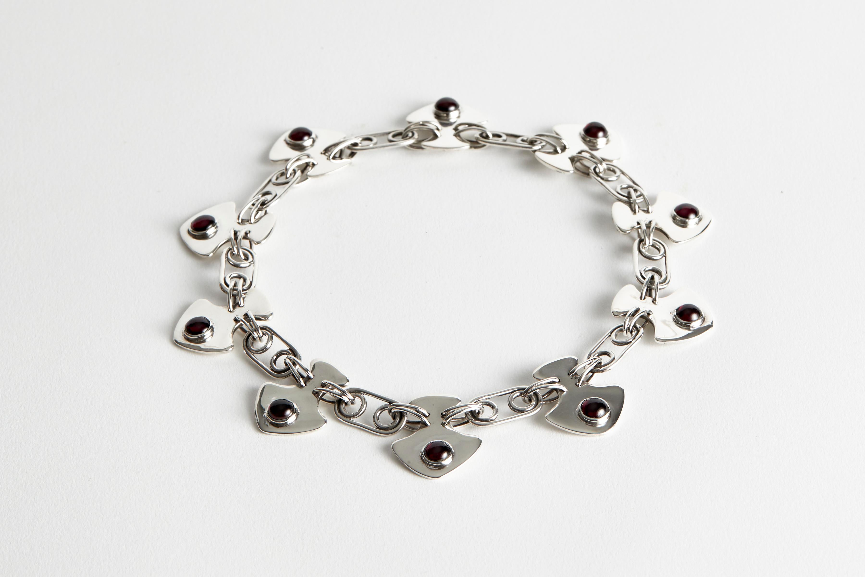 Audrey Werner, Pre-Raphaelite Sterling Silver and Garnet Necklace, US, 1994 In Excellent Condition For Sale In New York, NY