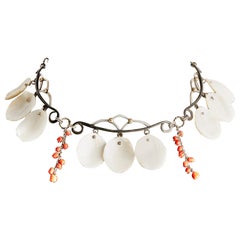 Audrey Werner, Collar marino, plata de ley, nácar y coral, EE.UU., 2019