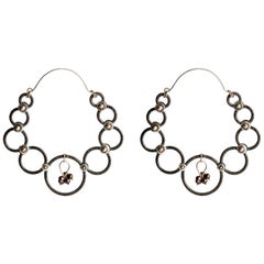 Audrey Werner, Pendientes de aro de plata, hierro y perlas, EE.UU., 2006