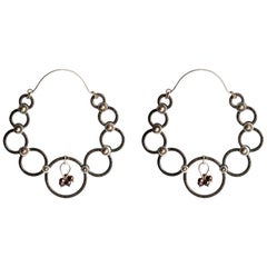 Boucles d'oreilles créoles Audrey Werner en argent, fer et perles, États-Unis, 2006