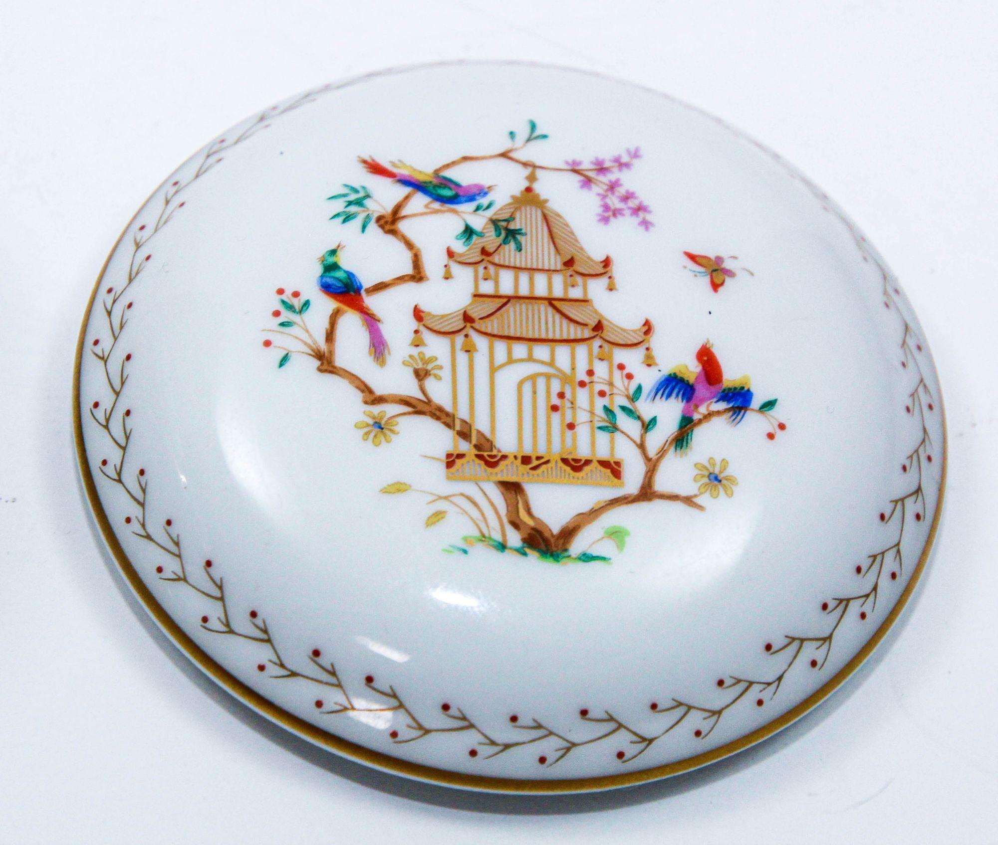 Audubon by TIFFANY & Co Limoges Porcelain Vanity Trinket Box Chinoiserie Decor In Good Condition For Sale In North Hollywood, CA