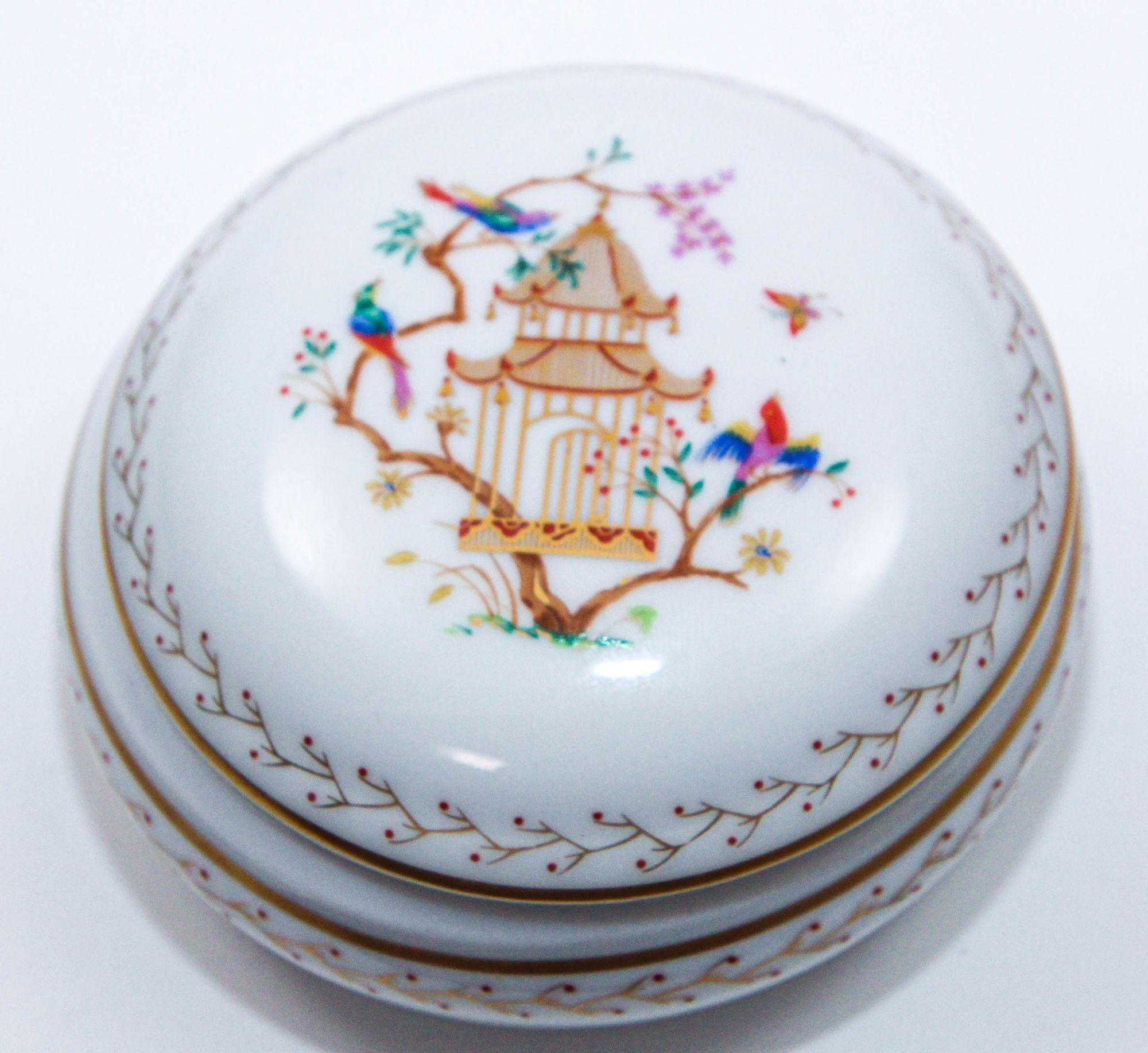 Audubon by TIFFANY & Co Limoges Porcelain Vanity Trinket Box Chinoiserie Decor In Good Condition For Sale In North Hollywood, CA