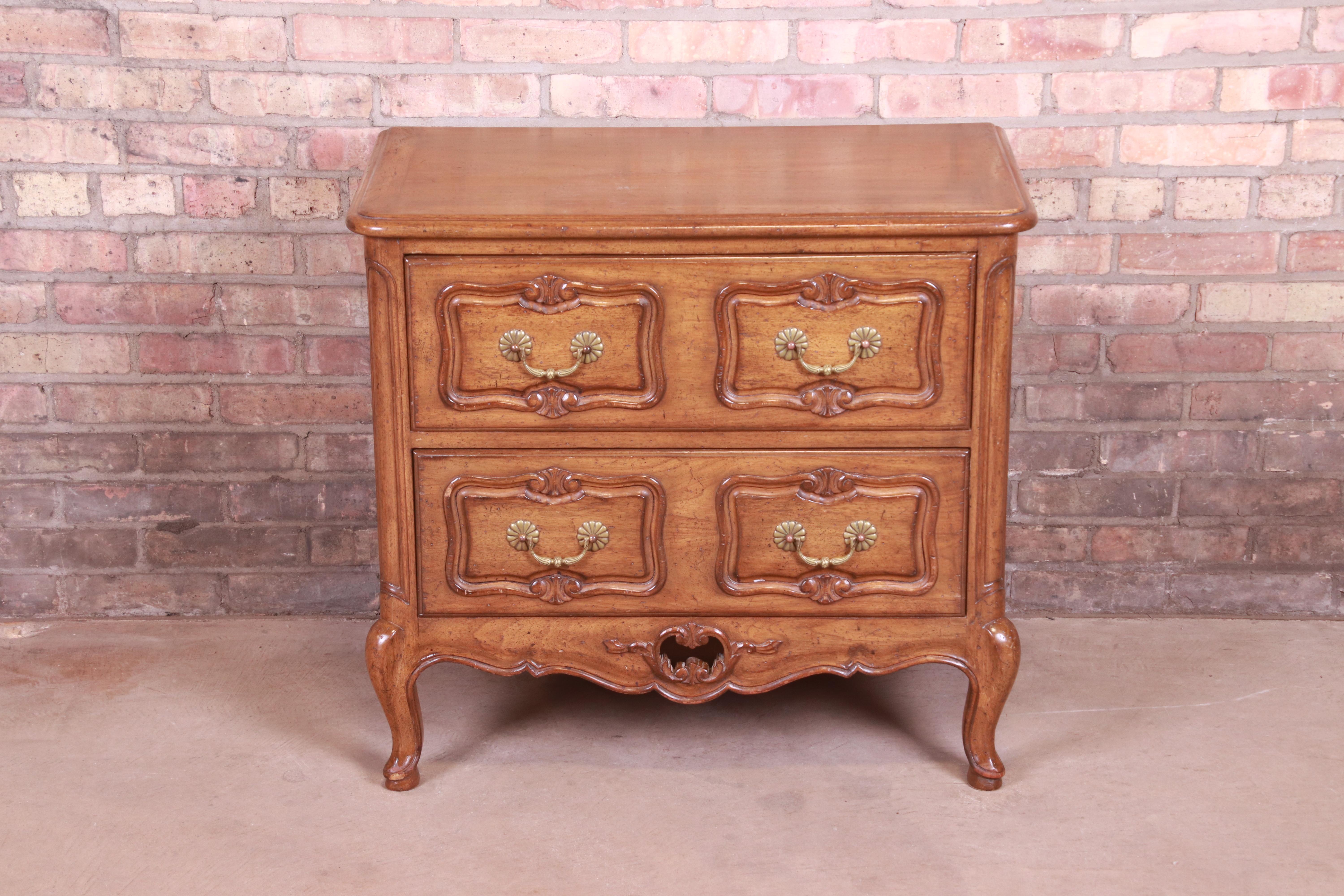 A gorgeous French Provincial Louis XV style commode or chest of drawers

By Auffray & Co.

USA, circa 1950s

Carved walnut, with original brass hardware.

Measures: 30.88
