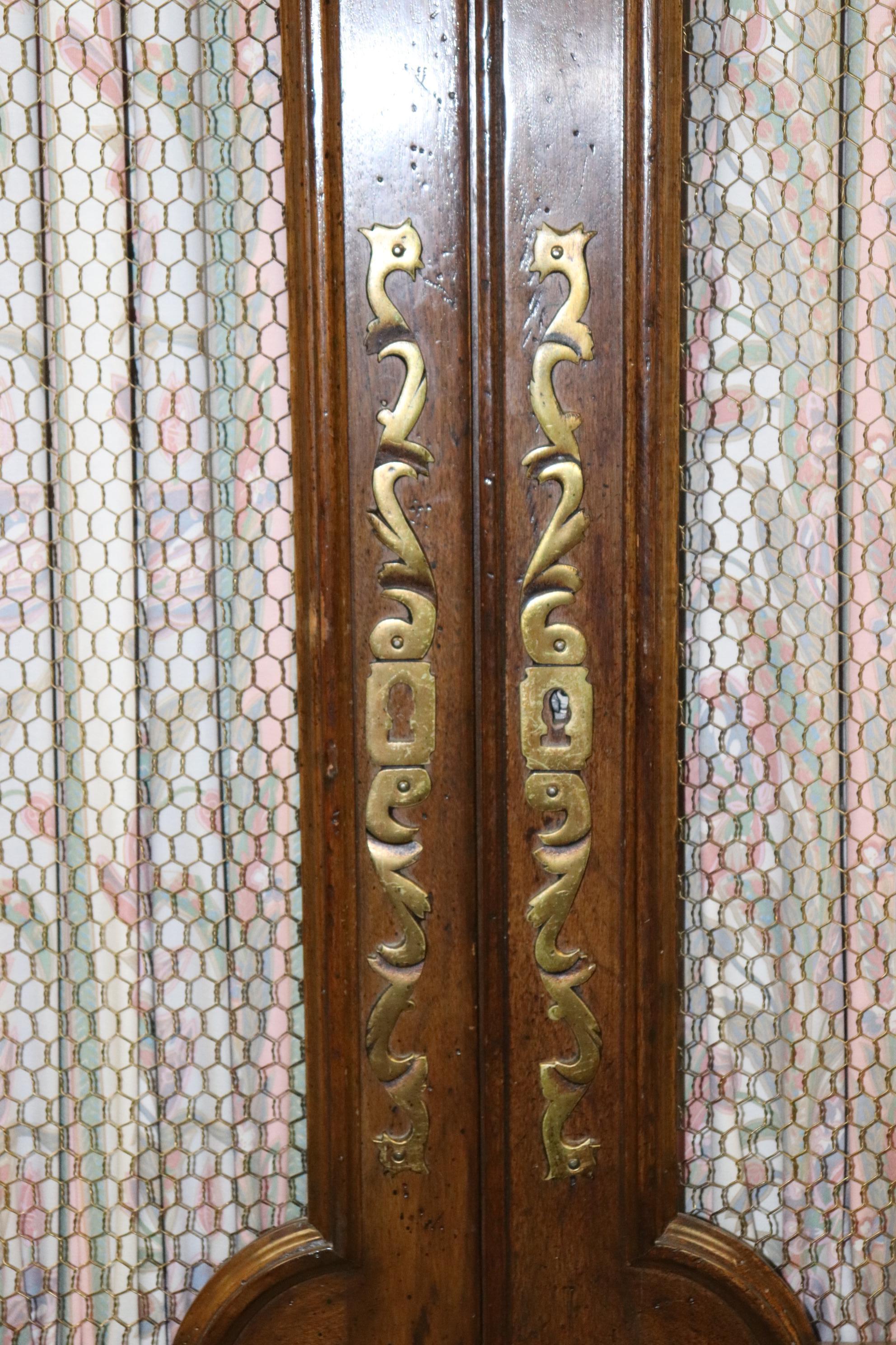 Armoire à portes ouvertes Louis XVI en noyer Auffray & Co, France, vers 1960 en vente 8