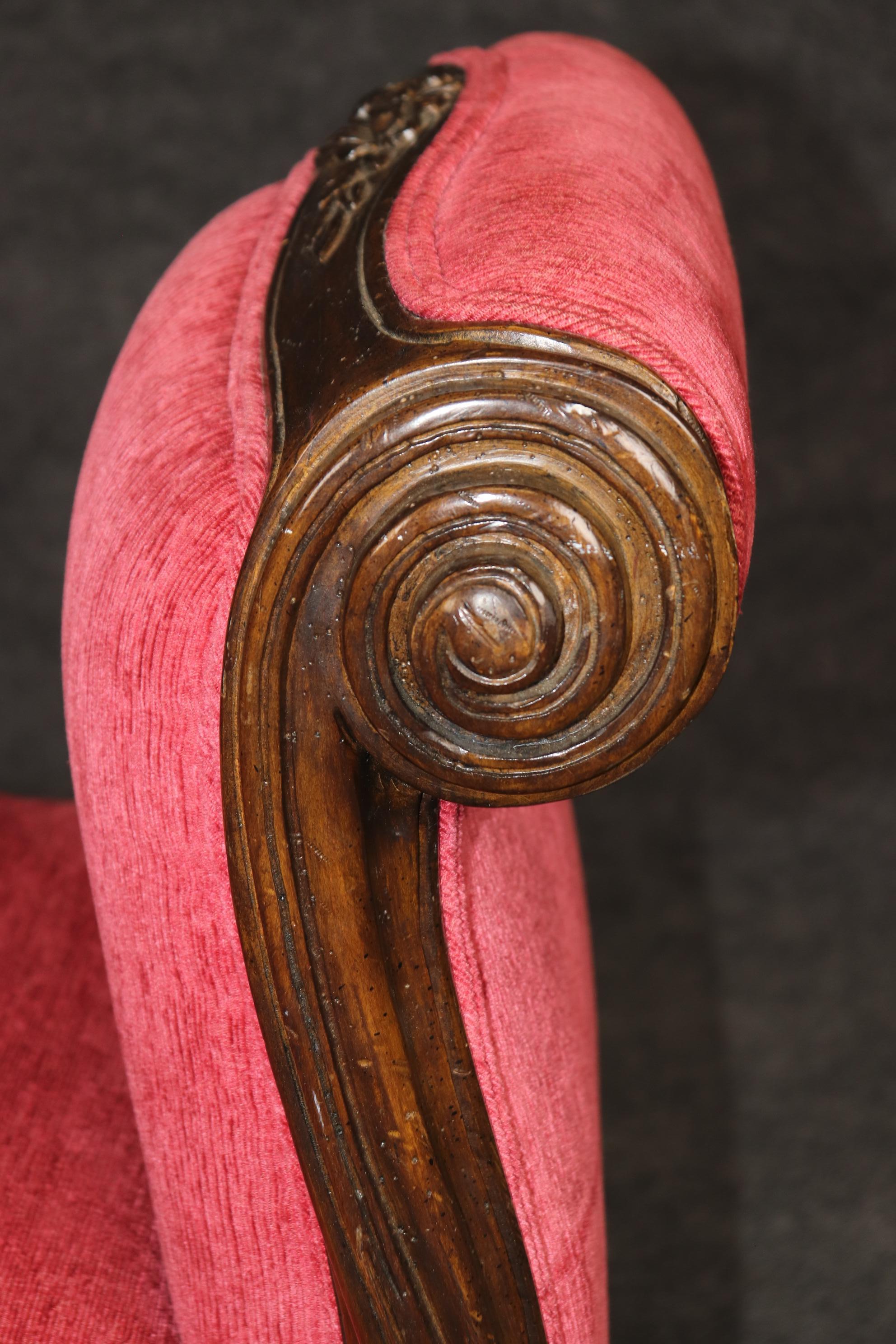 Tabouret de boudoir à fenêtre Louis XV français sculpté de style Auffray en vente 6