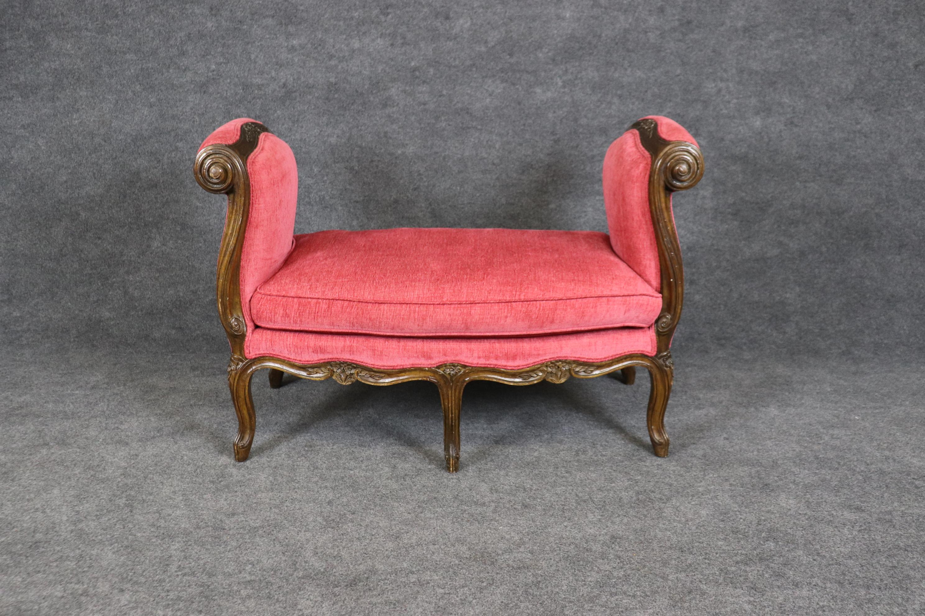 Il s'agit d'un magnifique banc sculpté, d'une beauté absolument ridicule. La sellerie rouge rubis est en bon état, même si elle n'est pas parfaite en raison d'une petite tache sur un côté, mais elle est tout de même en bon état. Le cadre est