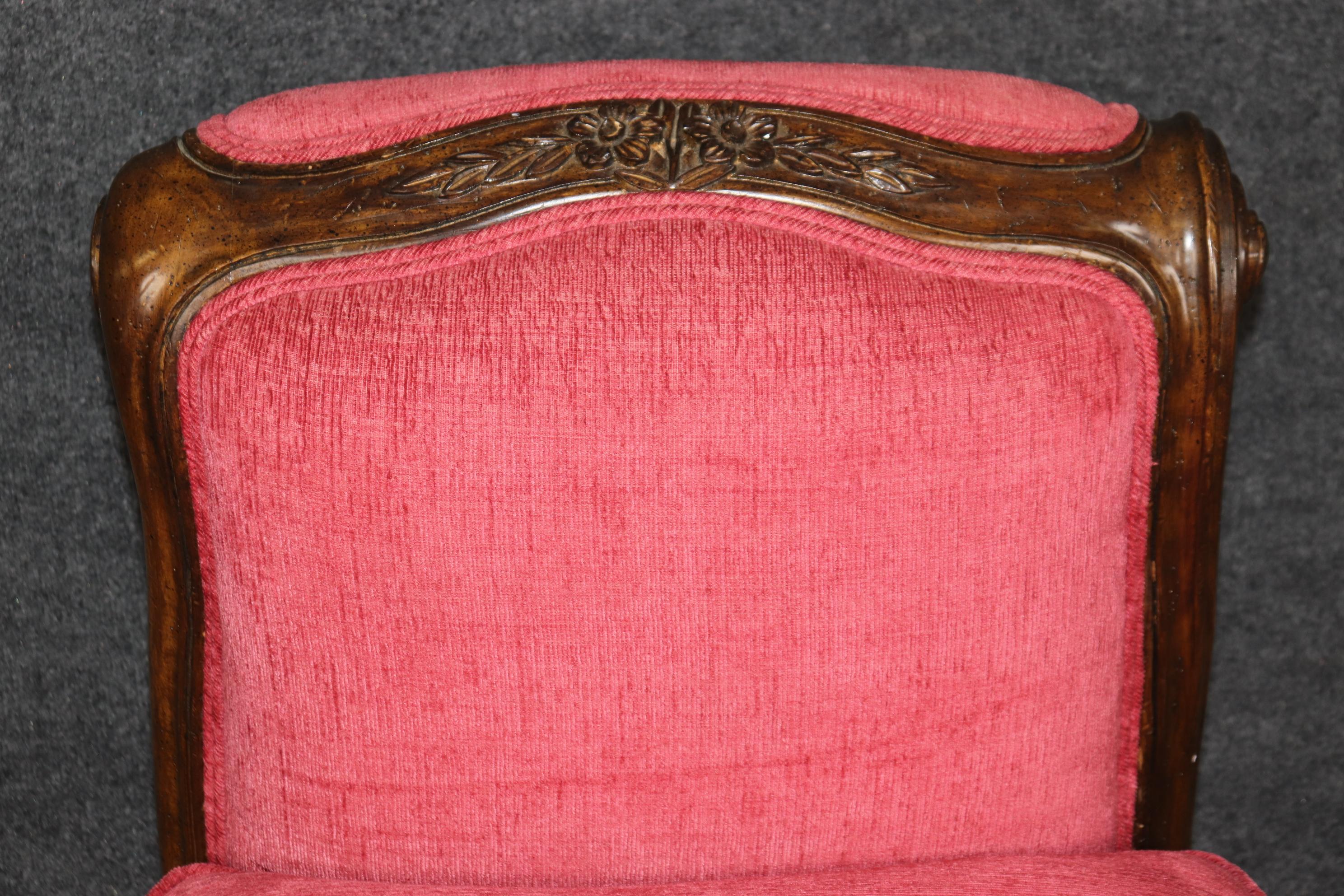 Noyer Tabouret de boudoir à fenêtre Louis XV français sculpté de style Auffray en vente