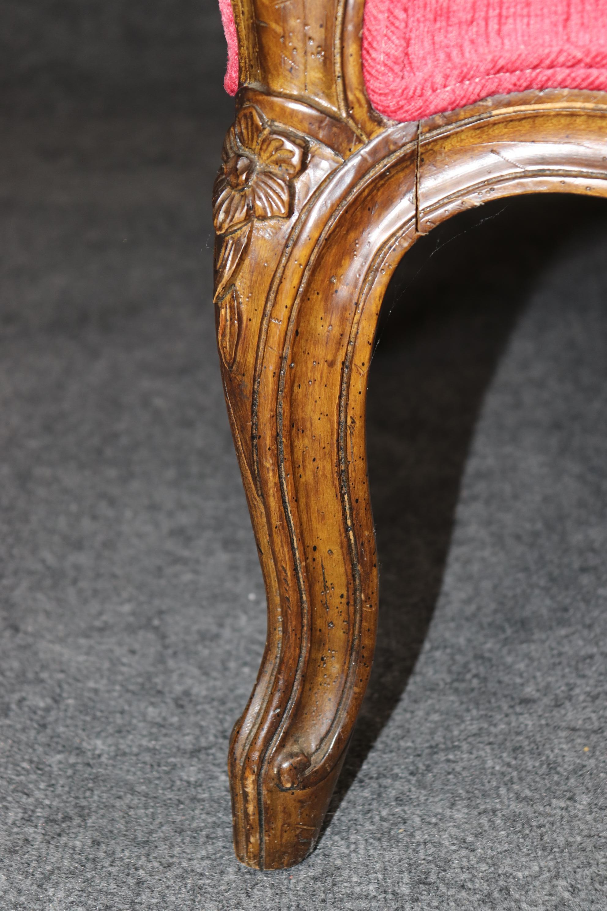 Tabouret de boudoir à fenêtre Louis XV français sculpté de style Auffray en vente 2