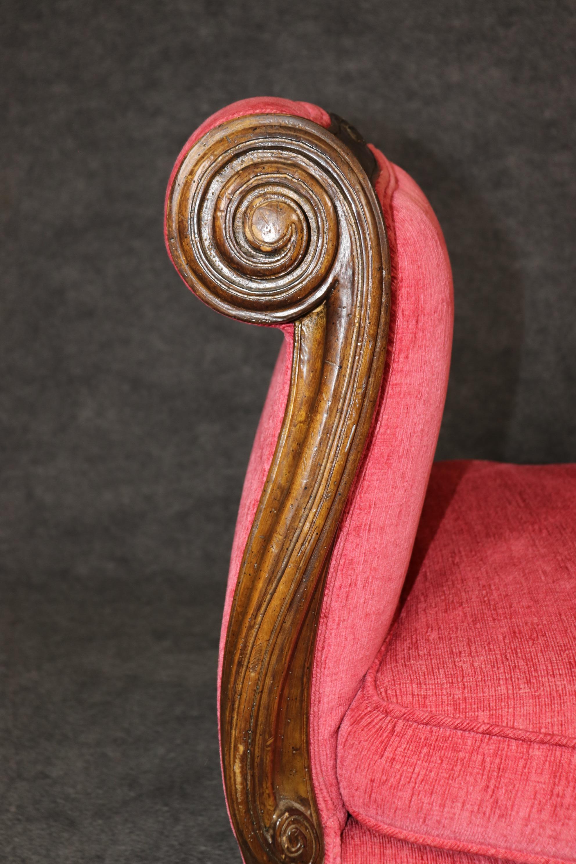 Tabouret de boudoir à fenêtre Louis XV français sculpté de style Auffray en vente 3