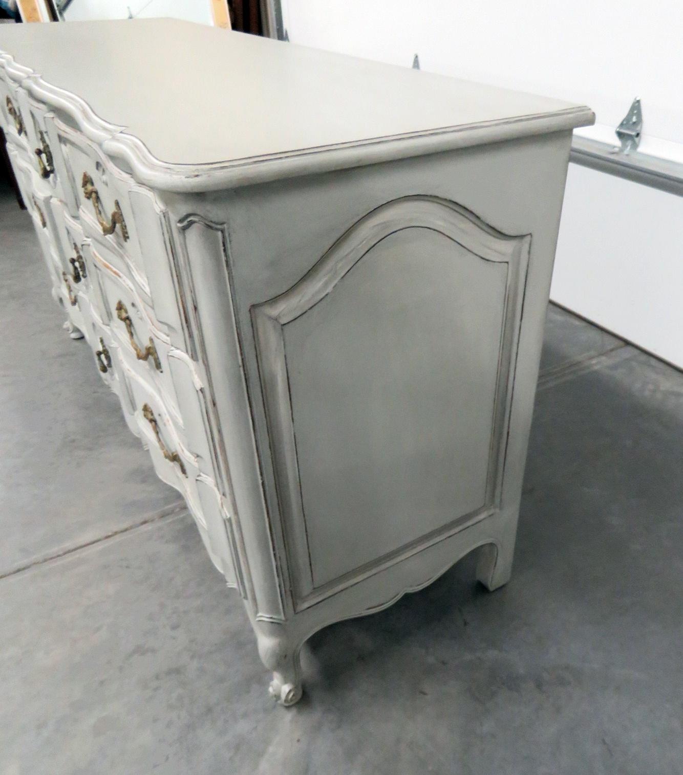 French Louis XV Country Auffray Style Paint Decorated Triple Dresser In Good Condition In Swedesboro, NJ