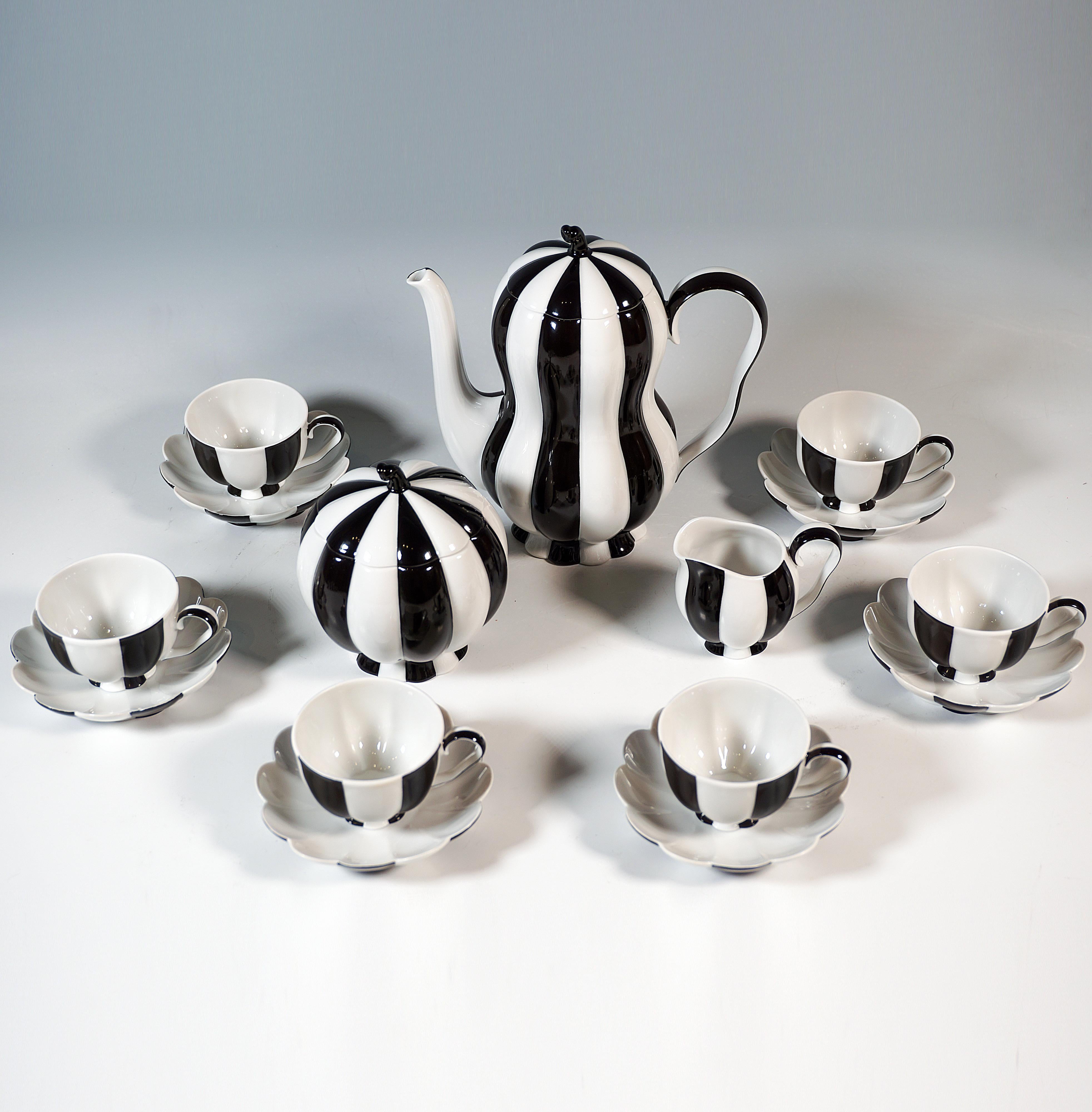 1929 entwarf Josef Hoffmann, der Gründer der legendären Wiener Werkstätte, dieses weltberühmte Mokkaservice. Hoffmann war einer der größten Designer des 20. Jahrhunderts und Mitglied der Wiener Sezession neben Künstlern wie Gustav Klimt, Adolf Loos