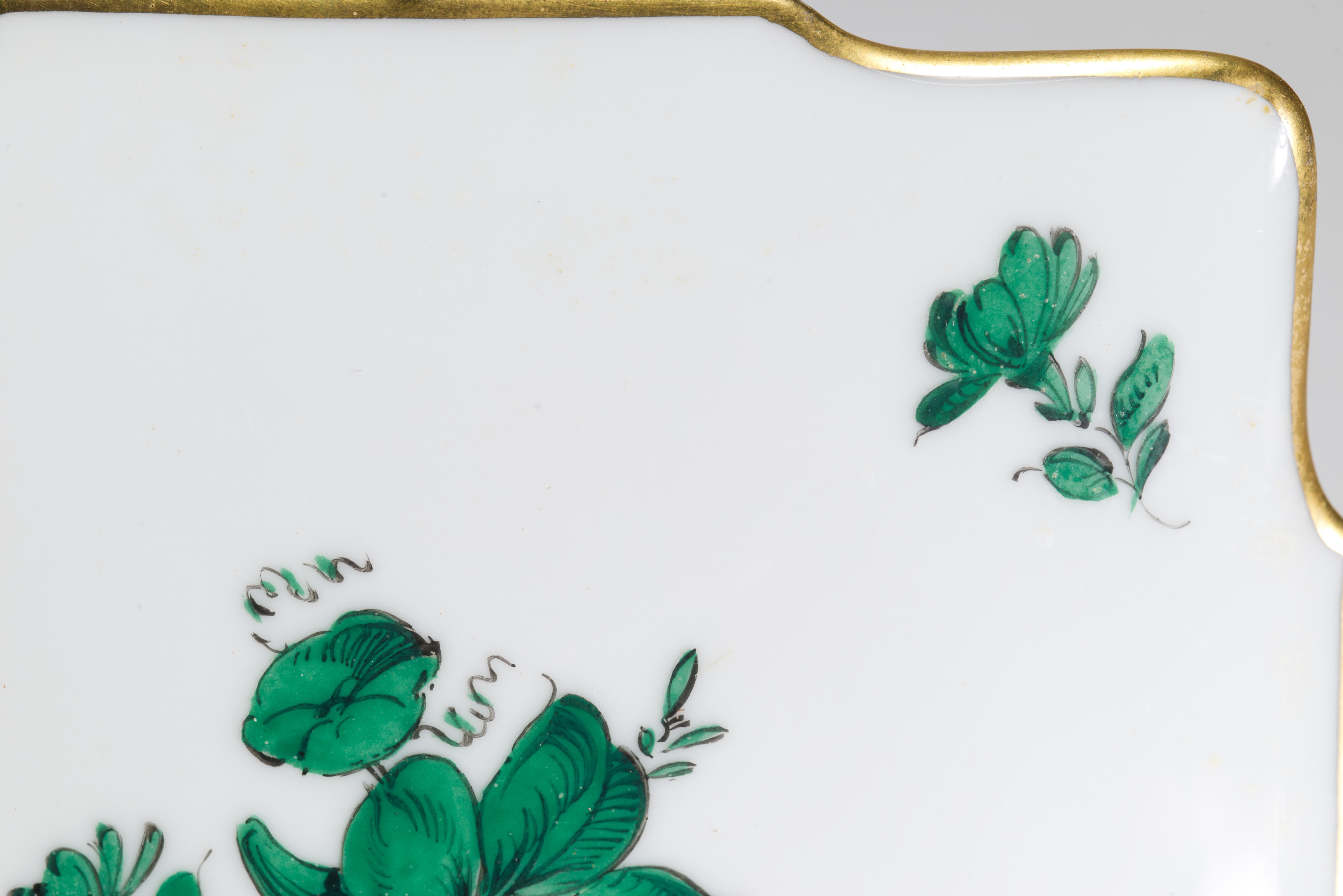 Vernissé Augarten Maria Theresa Porcelaine Dresser Box & Lid en vente