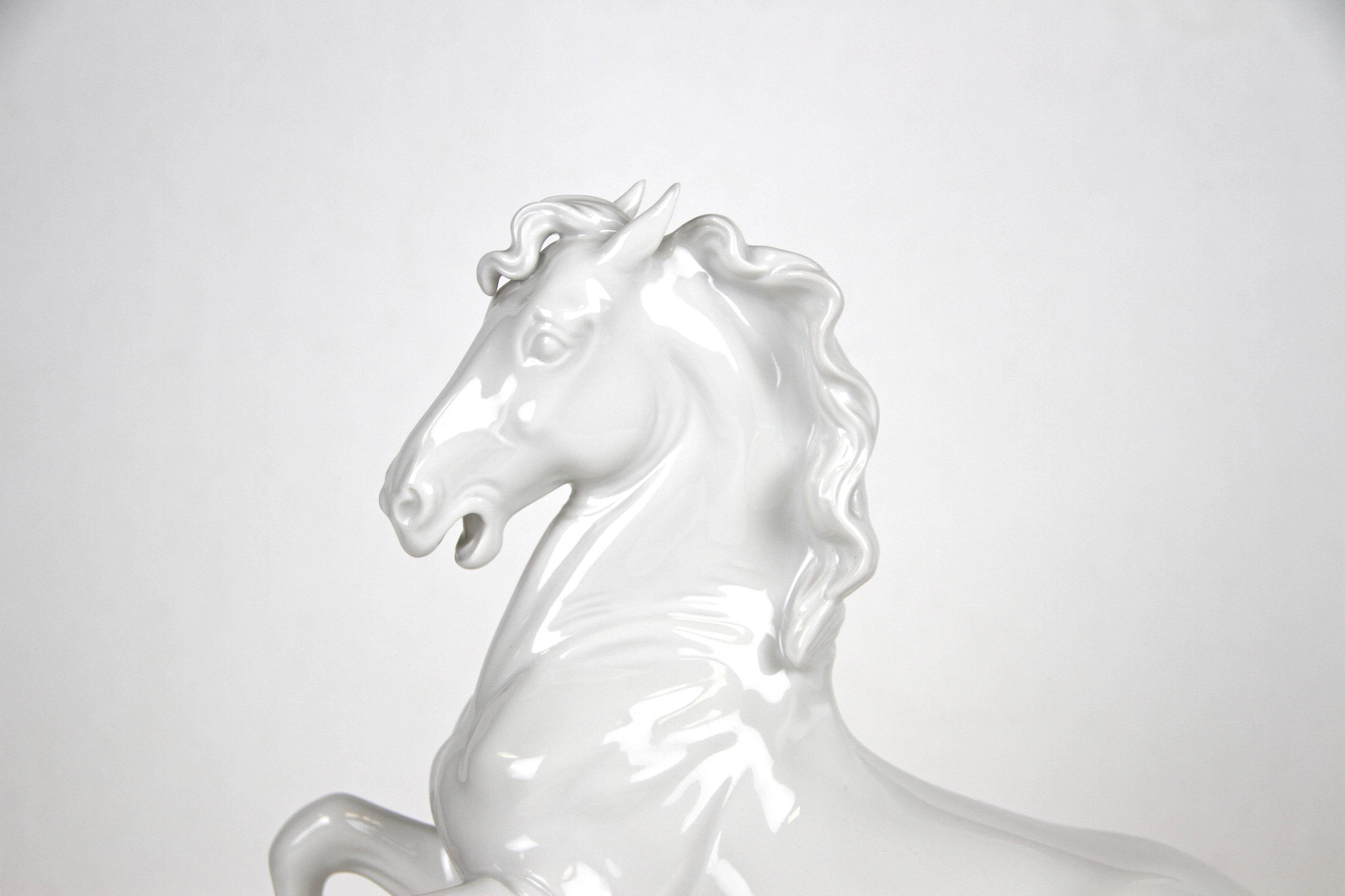 Autrichien Sculpture de cheval en porcelaine d'Augarten Vienne, Autriche vers 1937