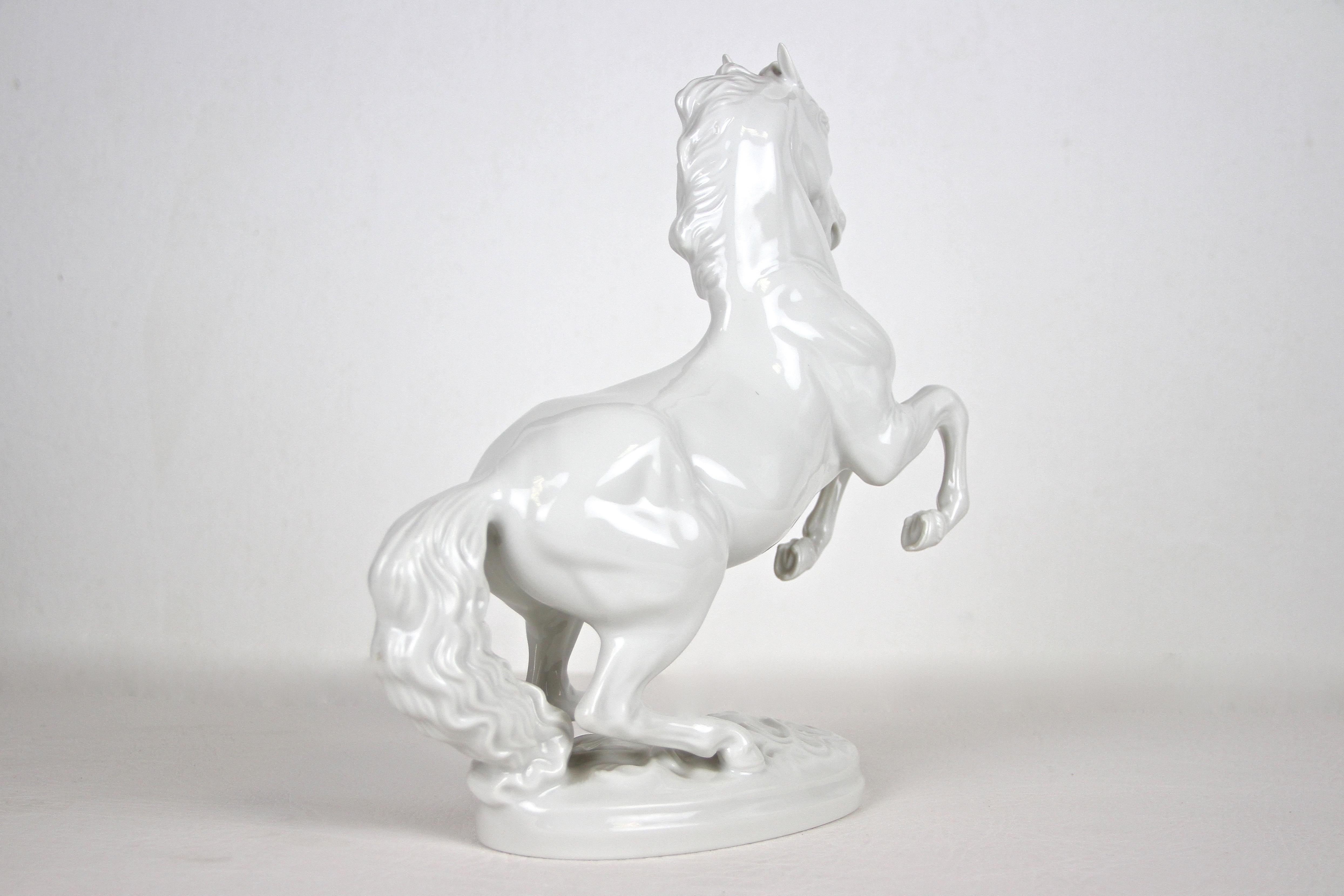 Sculpture de cheval en porcelaine d'Augarten Vienne, Autriche vers 1937 Bon état à Lichtenberg, AT