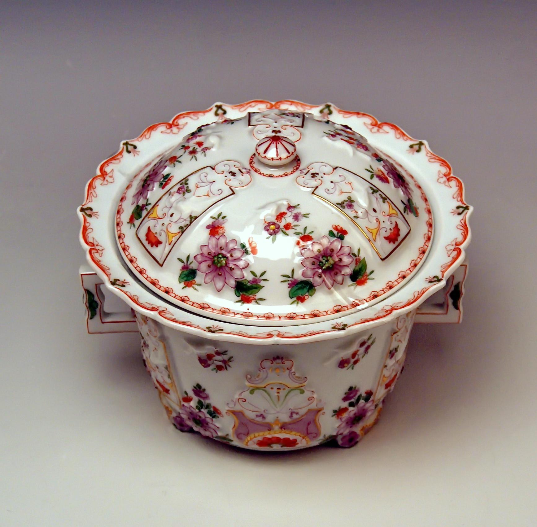 Nous vous invitons ici à regarder un splendide et plus rare objet en porcelaine de Vienne Augarten.
Il s'agit d'un pot à huile ou d'une bonbonnière à deux anses et à couvercle, de style baroque, fortement influencé par l'art asiatique (chinois). Sa