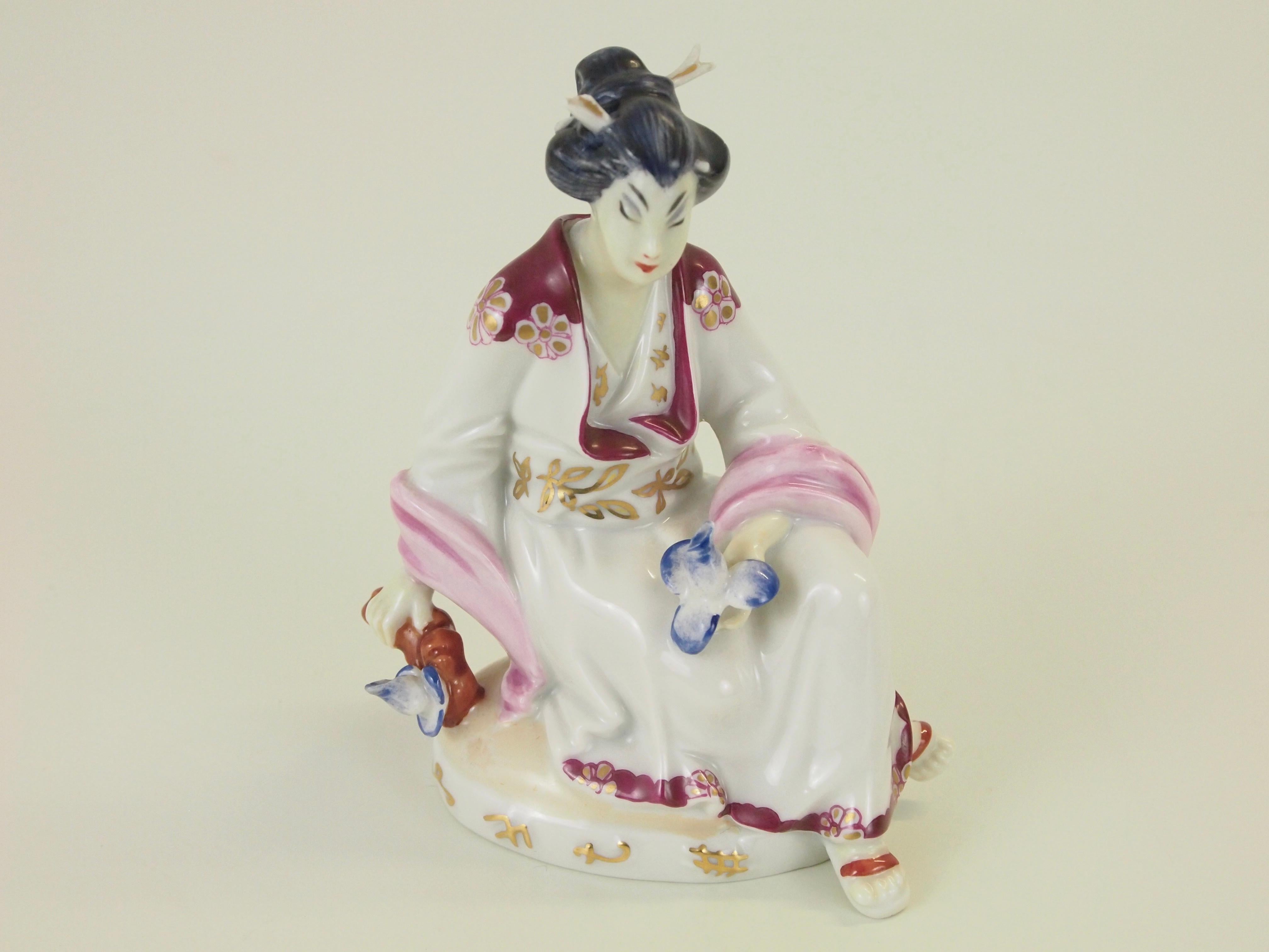 Augarten Wien Porcelain Figurine Depicting a Chinese Woman by Mathilde Jaksch In Distressed Condition For Sale In Hilversum, Noord Holland