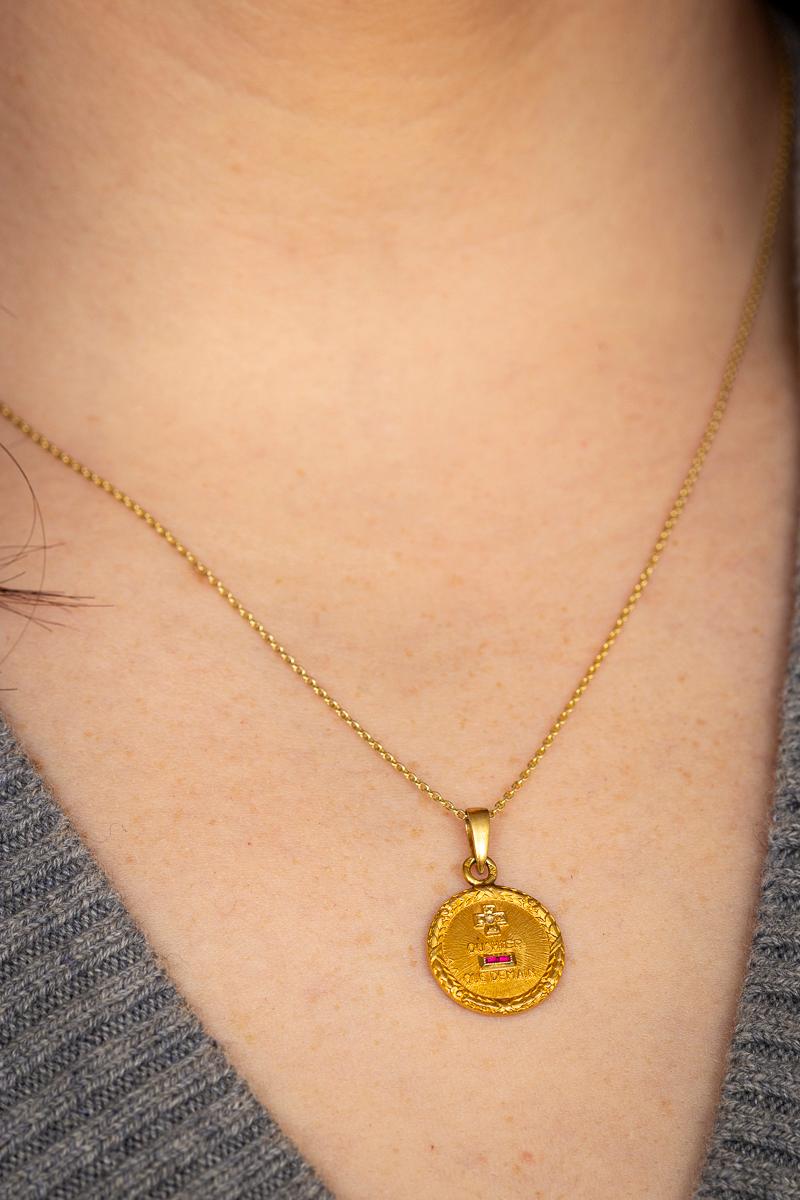 Romantique Pendentif Love Token en or 18kt avec rubis et diamants A Augis en vente