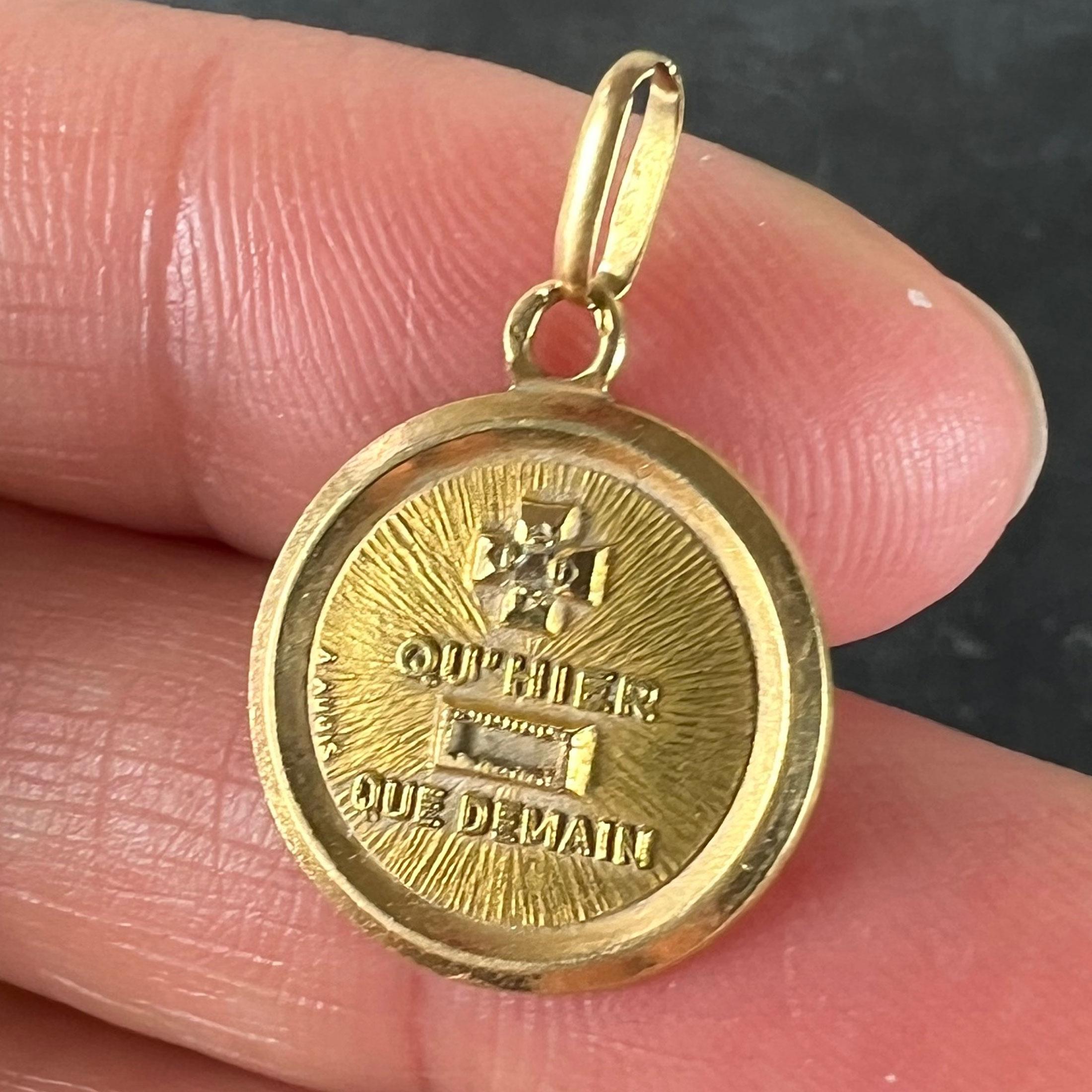 A Augis French More Than Yesterday Pendentif à breloques en or jaune 18K avec diamants et amour Unisexe en vente