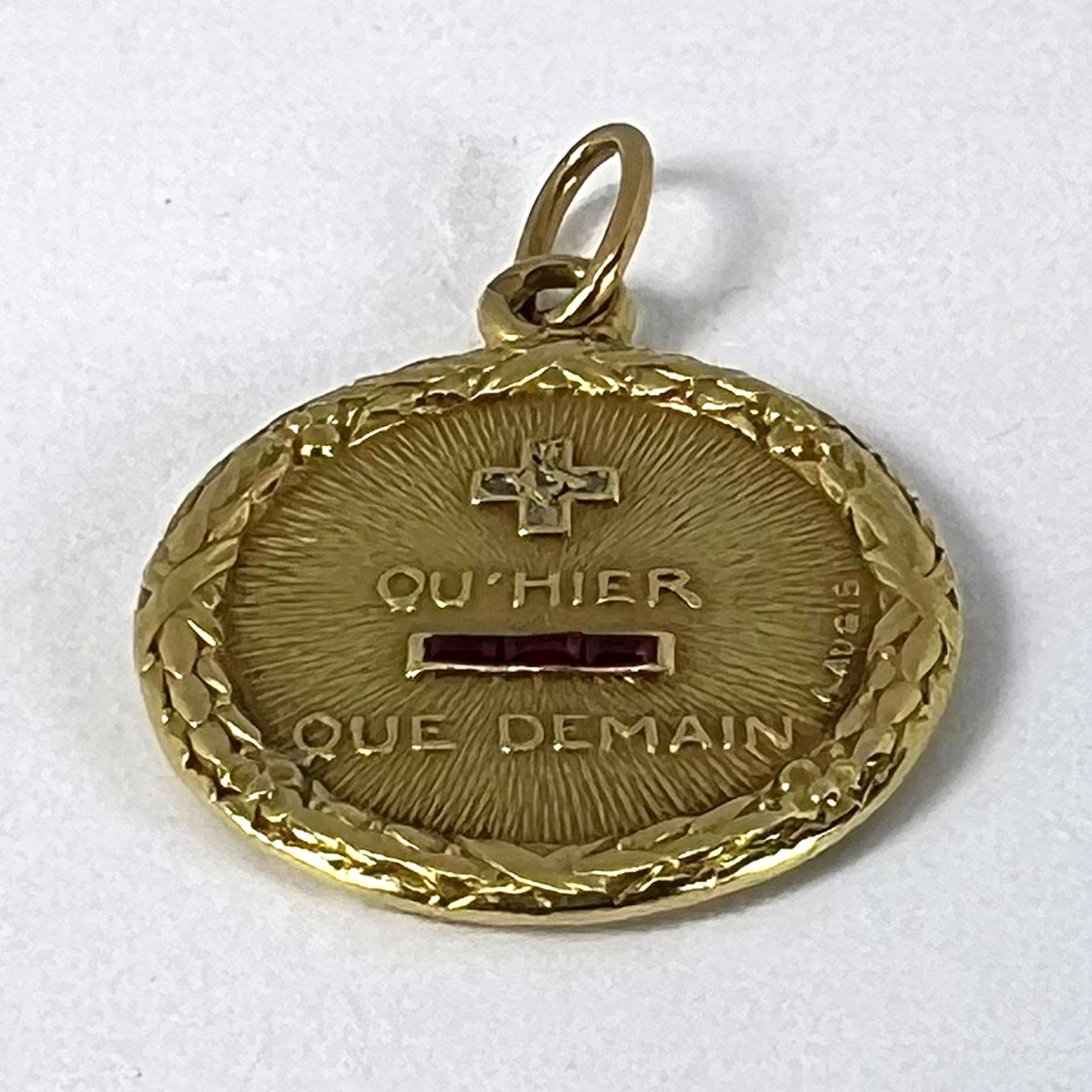 Augis French Plus Hier - Pendentif à breloques en or jaune 18 carats avec rubis et diamants en vente 10