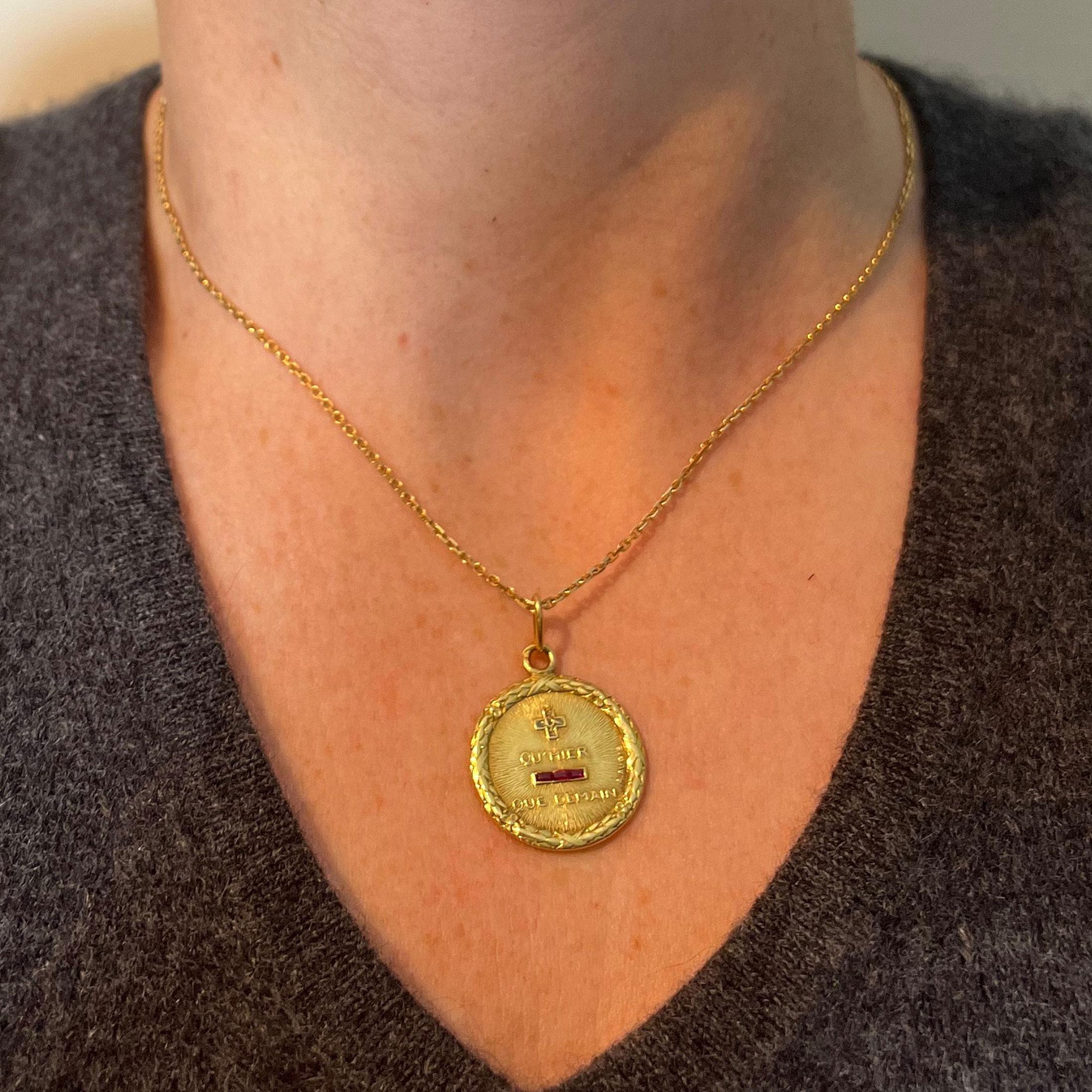 Augis French Plus Hier - Pendentif à breloques en or jaune 18 carats avec rubis et diamants Bon état - En vente à London, GB