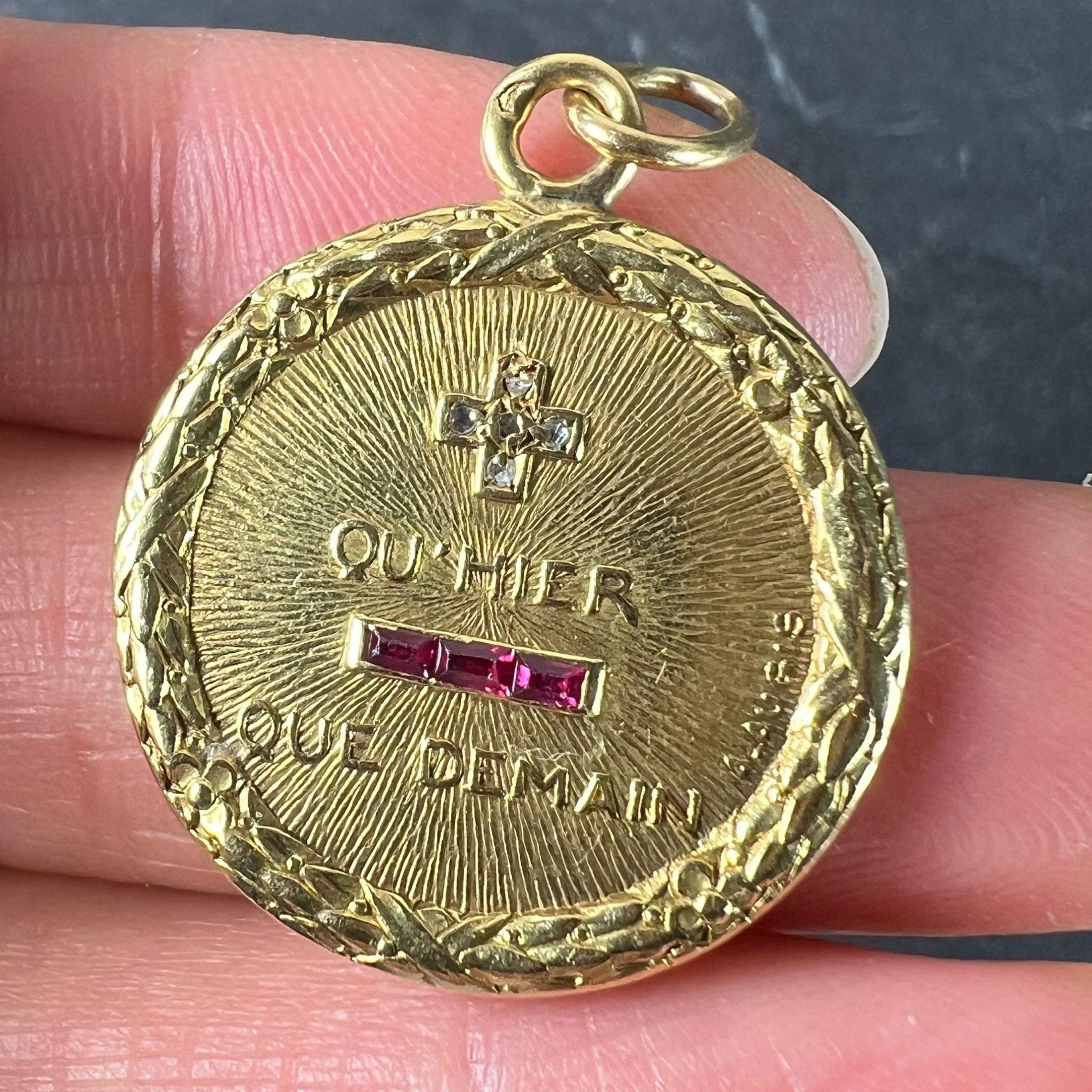 Augis French Plus Hier - Pendentif à breloques en or jaune 18 carats avec rubis et diamants Unisexe en vente