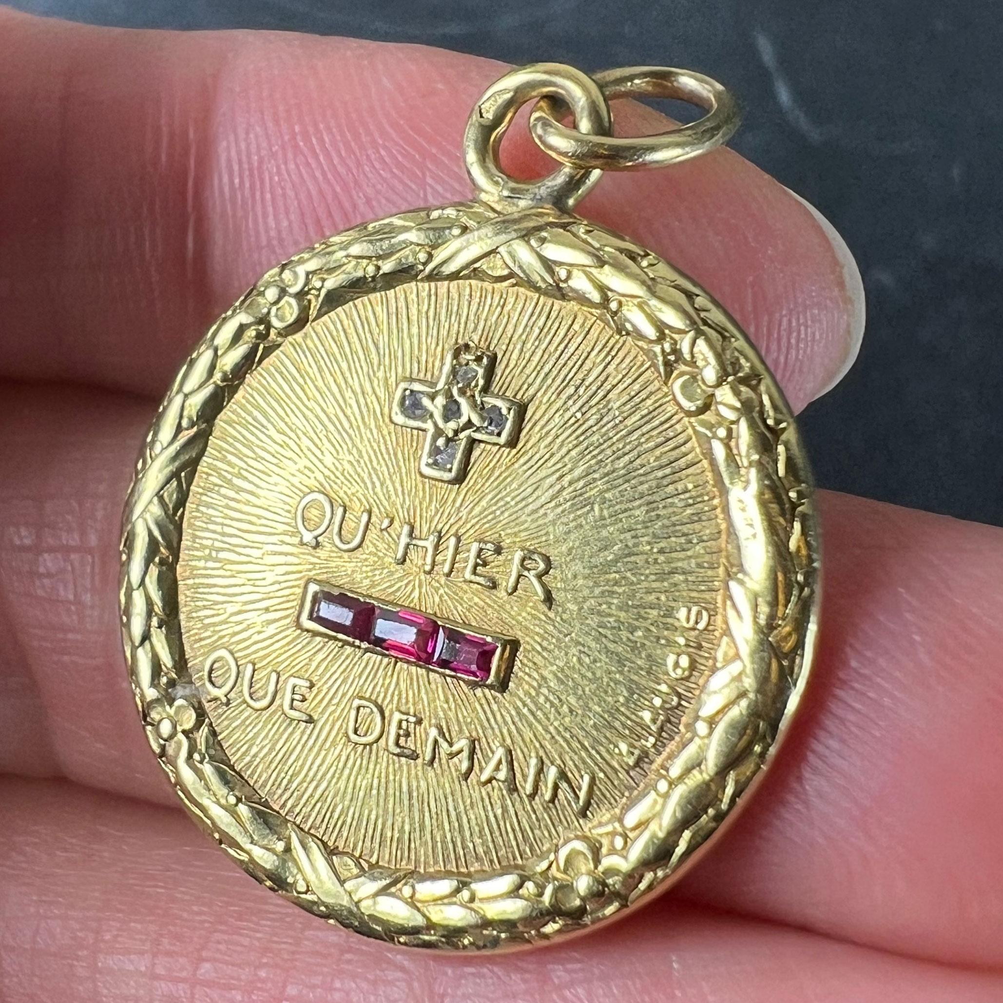 Augis French Plus Hier - Pendentif à breloques en or jaune 18 carats avec rubis et diamants en vente 1