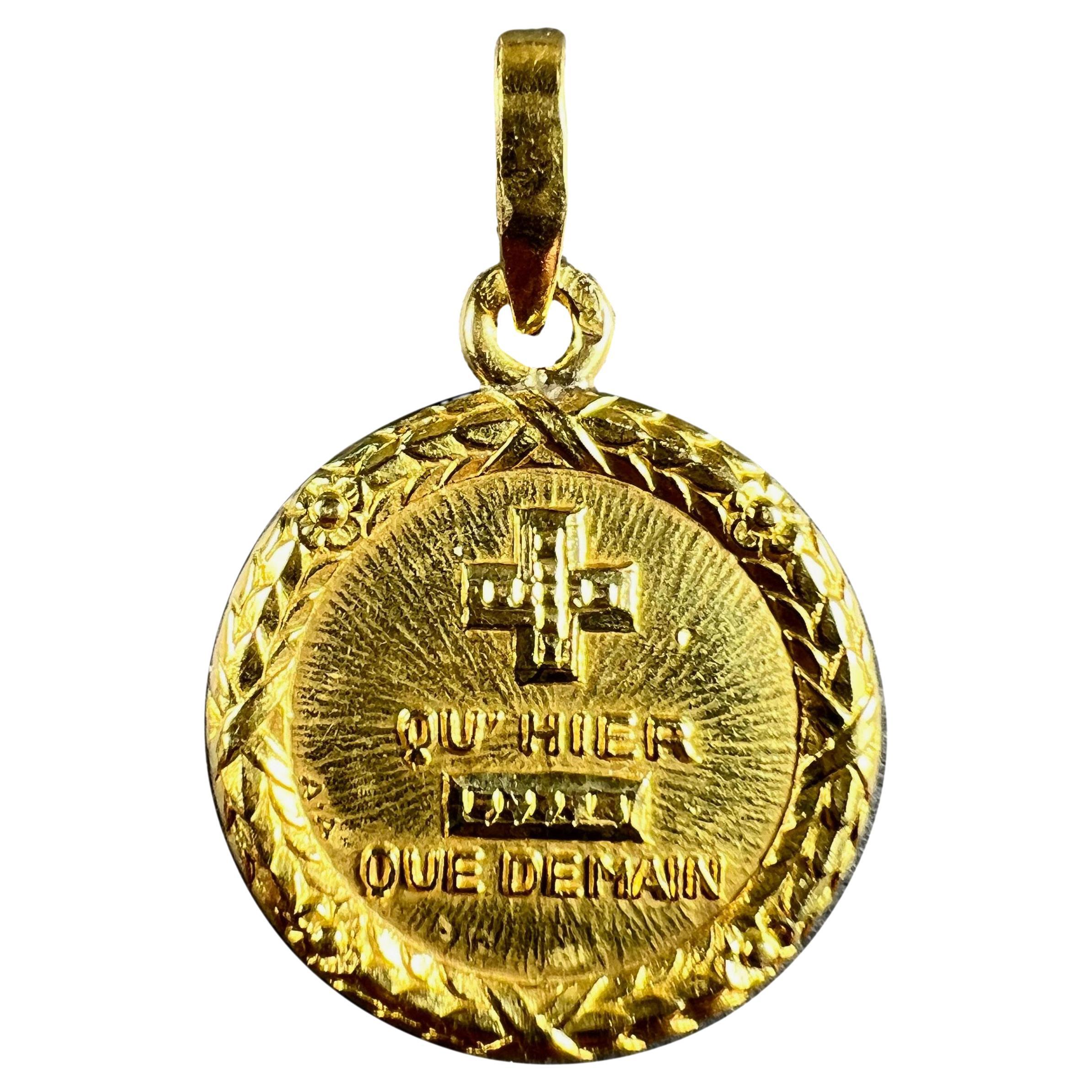 Augis French Plus Qu'Hier More Than Yesterday 18K Gelbgold Love Medal Anhänger