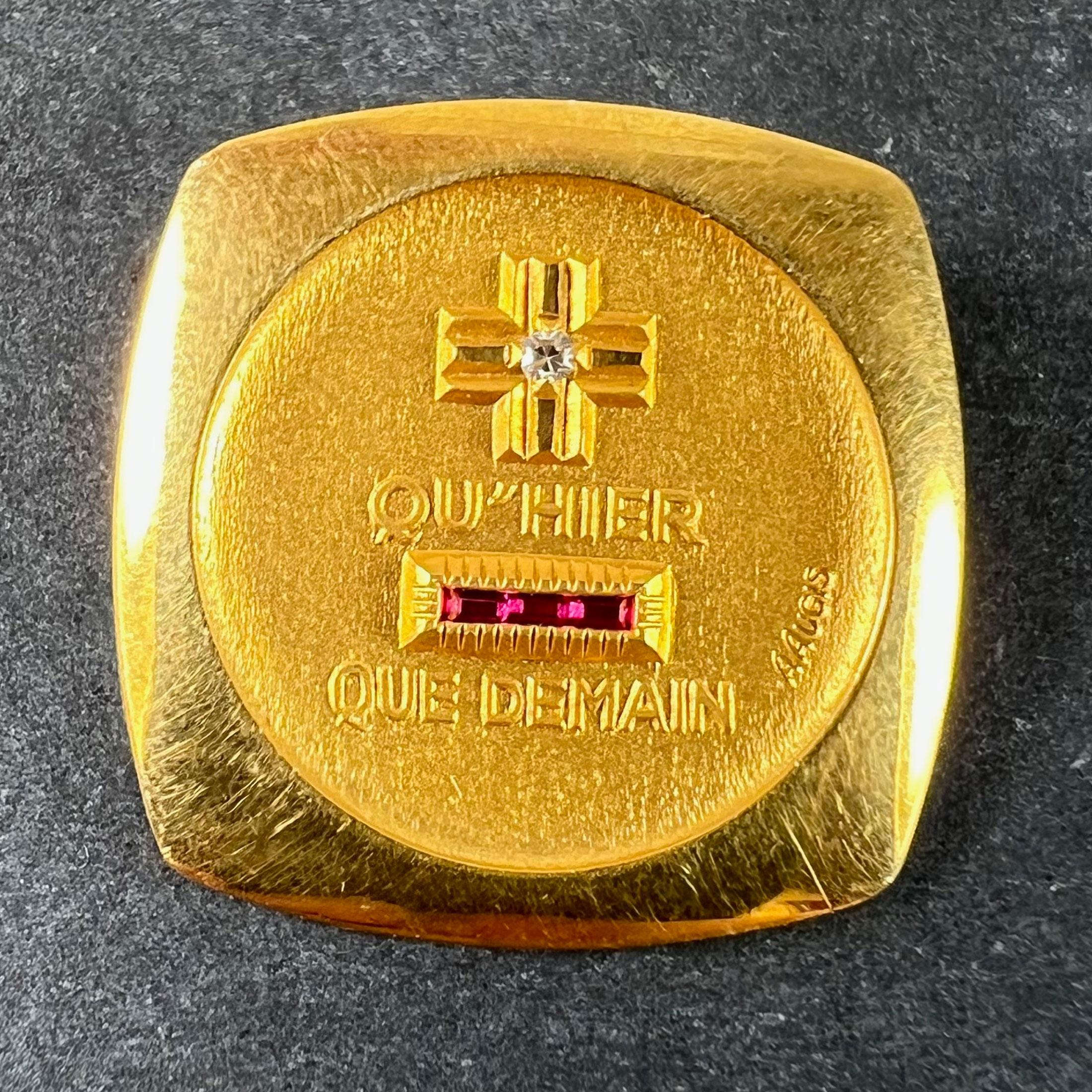 Colgante amoroso cuadrado francés de oro amarillo de 18 quilates (18K), diamantes y rubíes, con un rebus que dice 