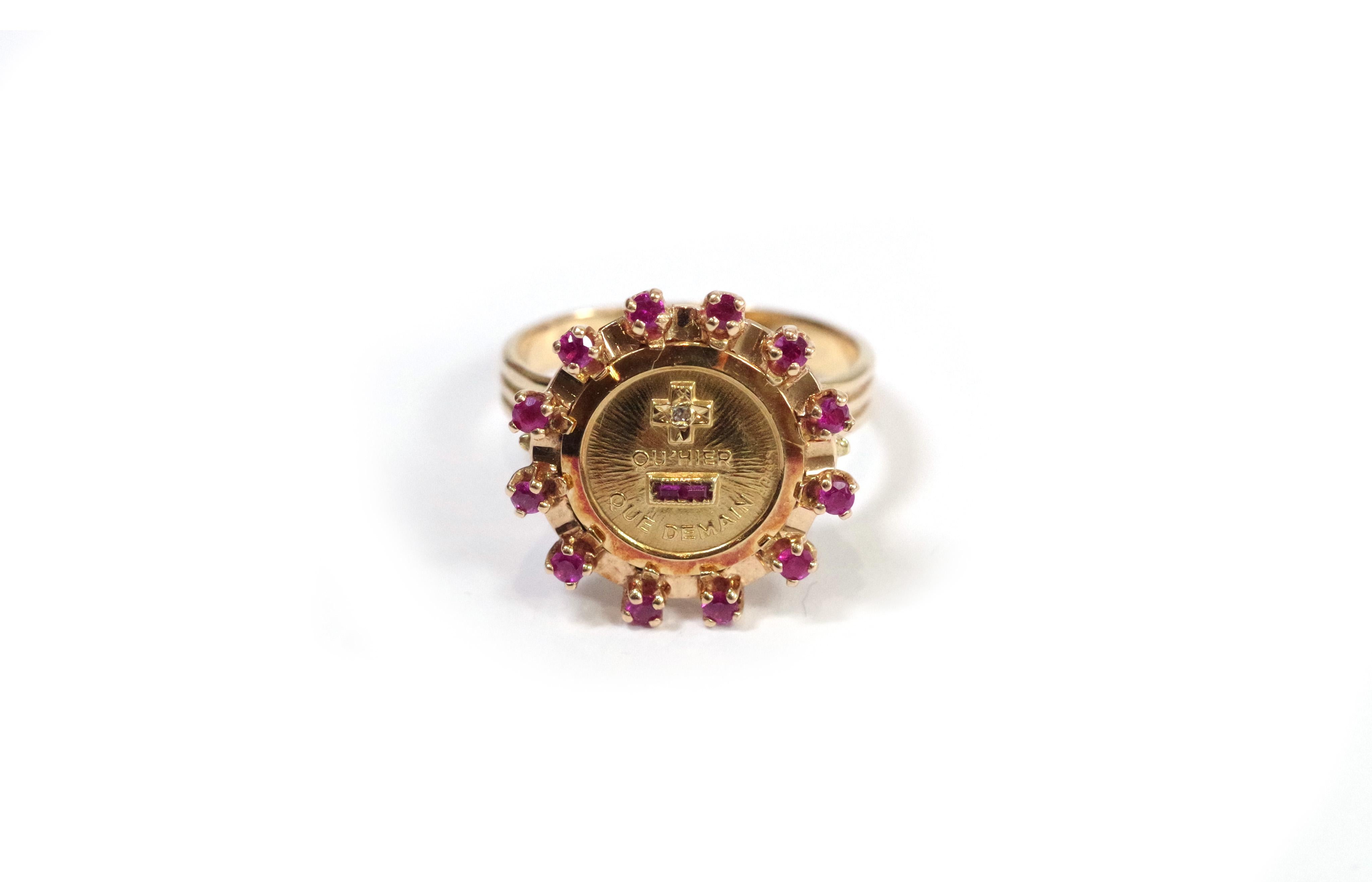 Augis halo ruby ring in 18 karat rose gold. Retro ring adorned with a 