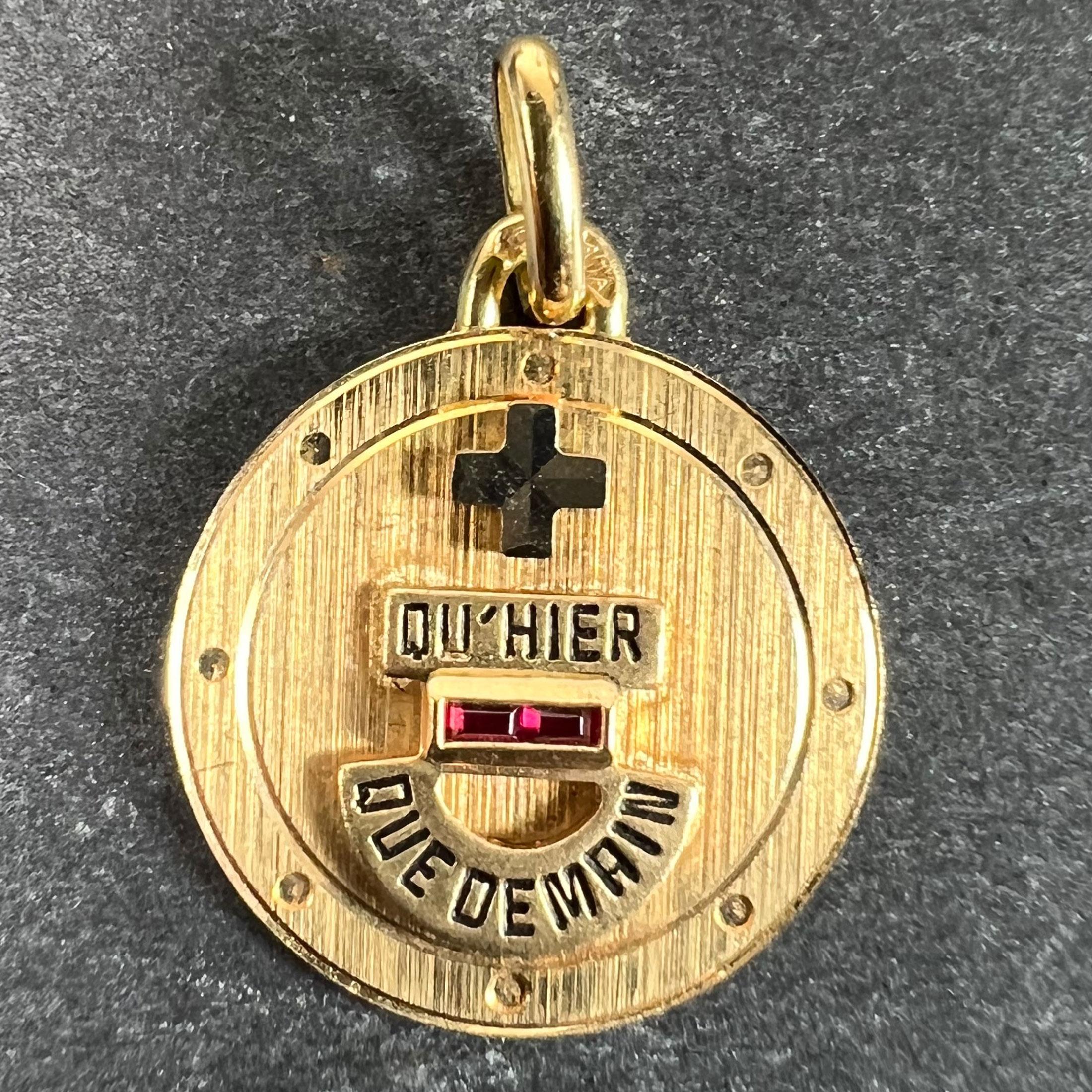 Ciondolo charme francese in oro giallo e bianco 18 carati (18K) e rubino creato in laboratorio con fondo opaco e borchiato e un rebus in smalto nero che recita 