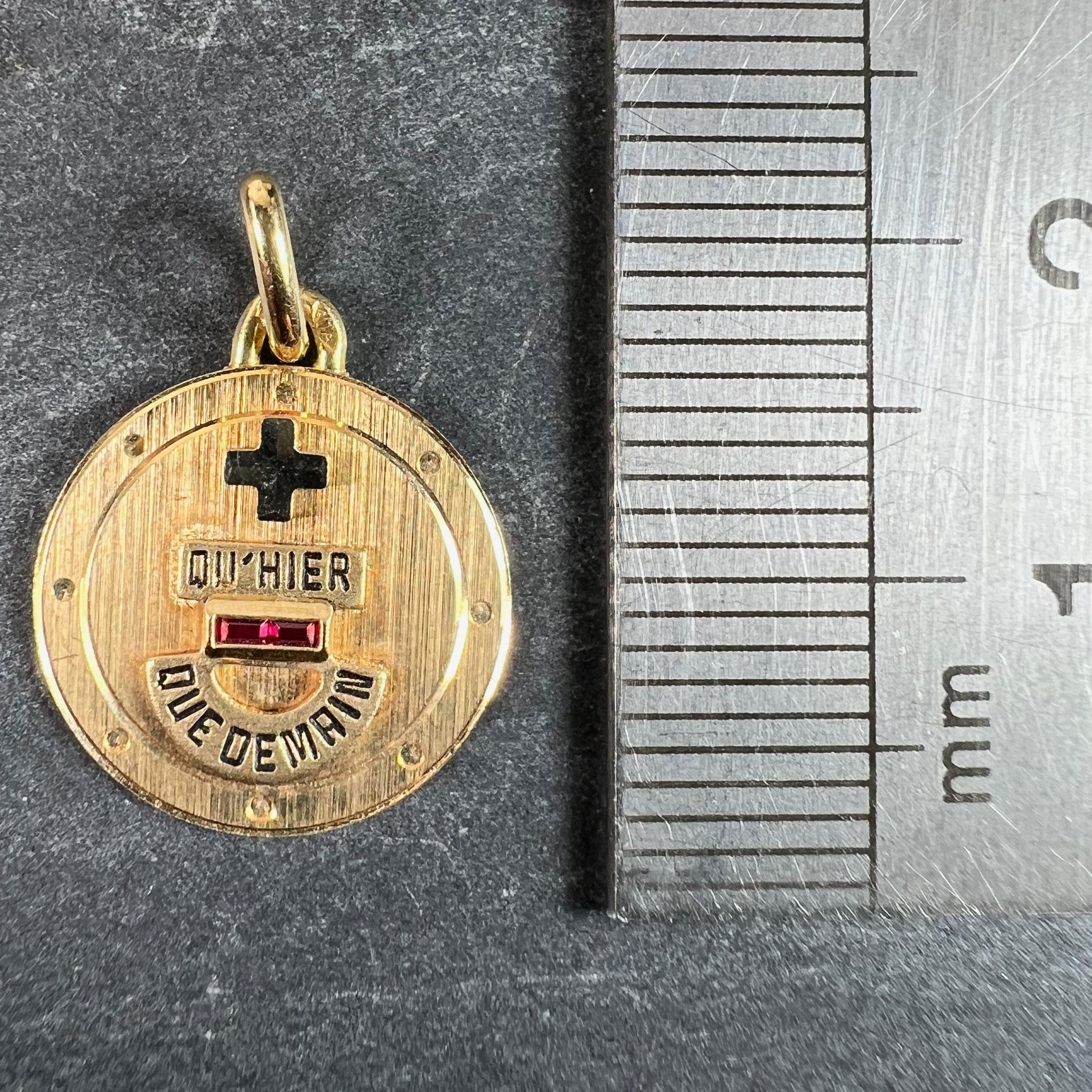Augis Plus Qu'Hier, ciondolo d'amore in oro giallo e bianco 18 carati con smalto e rubino creato in laboratorio in vendita 4