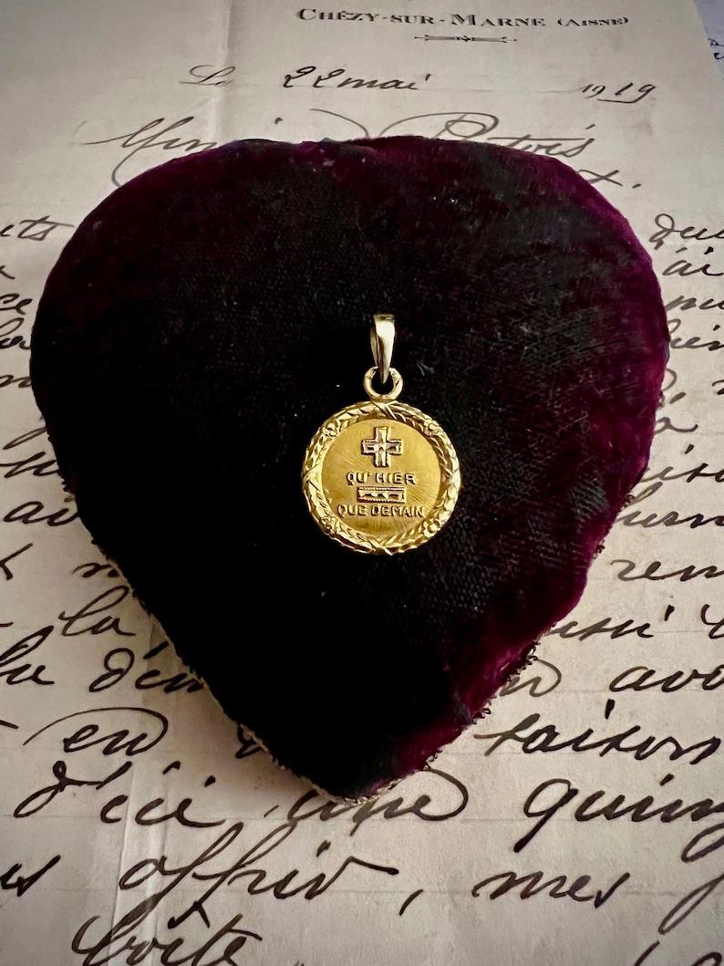 Art Nouveau Augis Qu Hier Que Demain Love Medal Love Token 18 ct Gold
