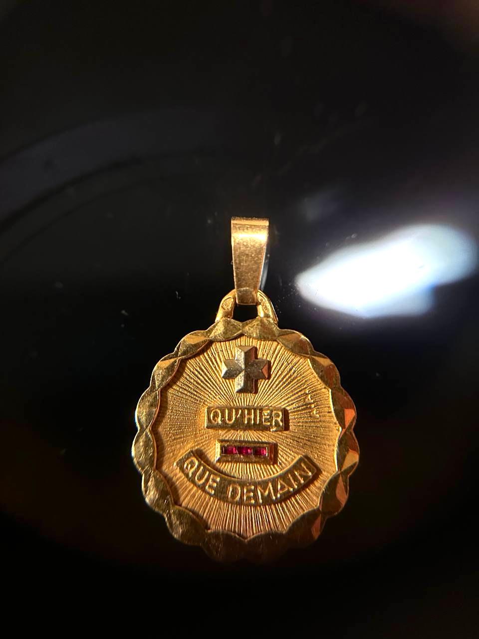 Augis Qu Hier Qui Demain Love Medal Pendant Love Token 18 ct Gold For Sale 2