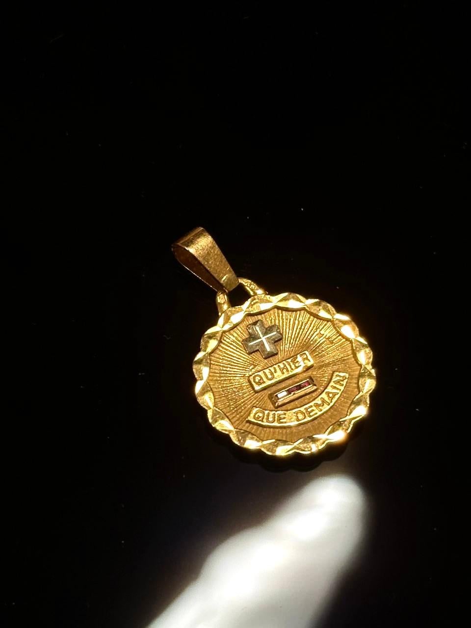 Augis Qu Hier Qui Demain Love Medal Pendant Love Token 18 ct Gold For Sale 3
