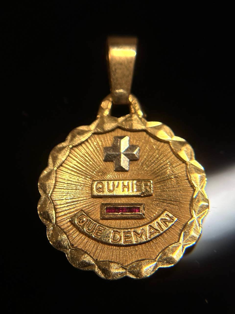 Augis Qu Hier Qui Demain Love Medal Pendant Love Token 18 ct Gold In Good Condition For Sale In Mārupe, LV