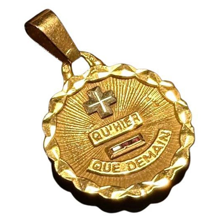 Augis Qu Hier Qui Demain Love Medal Pendant Love Token 18 ct Gold For Sale