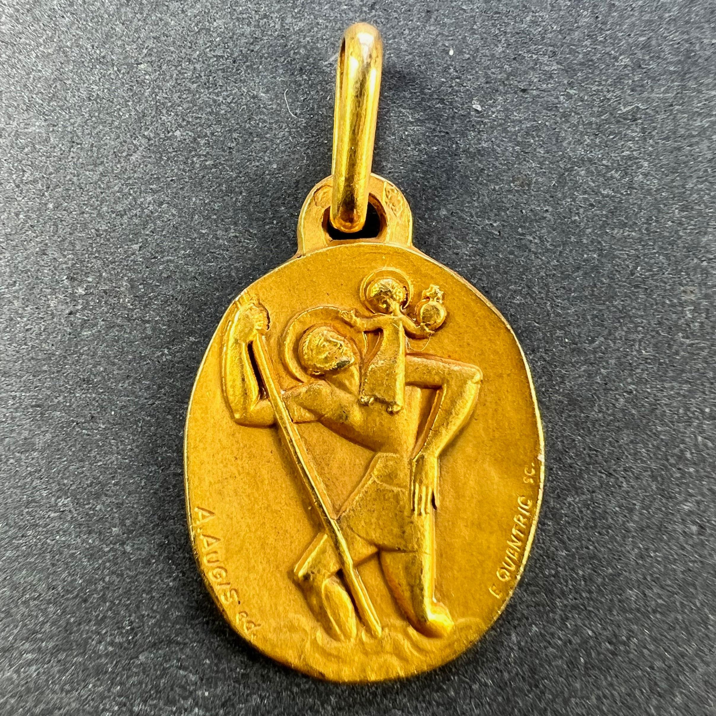 Ein französischer Anhänger oder eine Medaille aus 18 Karat (18K) Gelbgold, entworfen von Quentric für Augis, der den heiligen Christophorus darstellt, der das Christkind über den Fluss trägt. Gestempelt mit dem Adlerkopf für französische