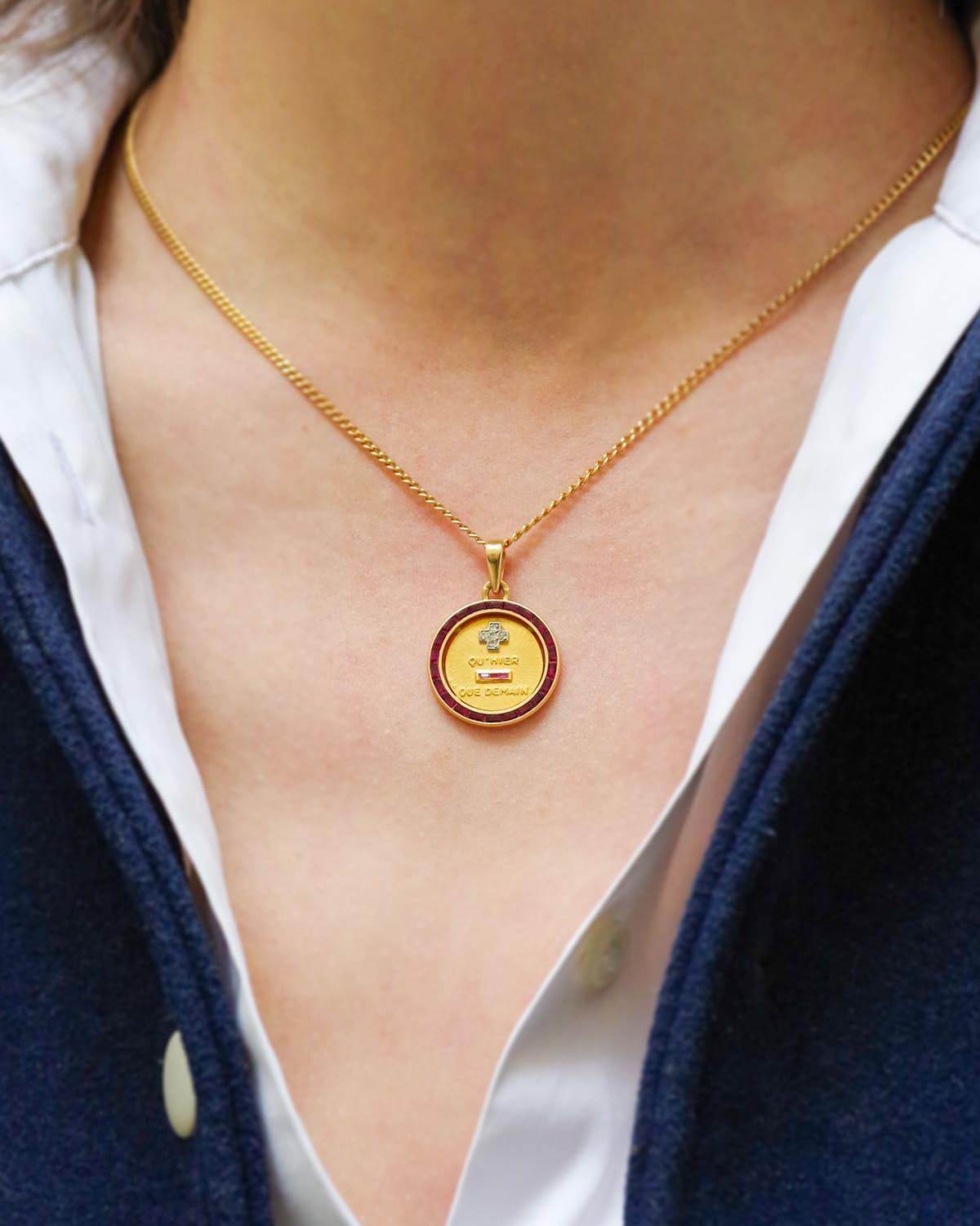 Augis Colgante de amor con halo de rubí en oro de 18 quilates, Medalla del amor, Alphonse Augis Moderno en venta