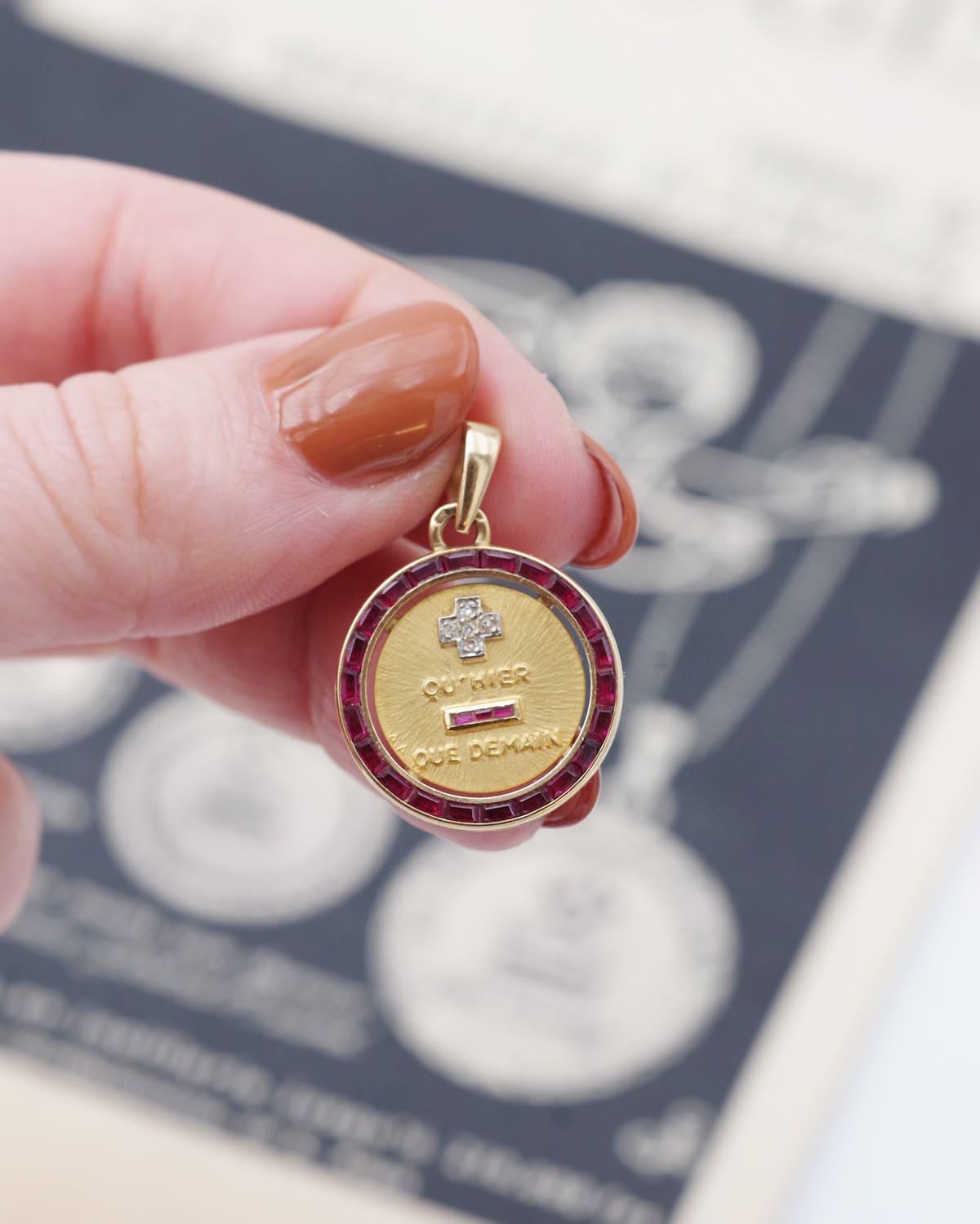 Augis Colgante de amor con halo de rubí en oro de 18 quilates, Medalla del amor, Alphonse Augis Corte cuadrado en venta