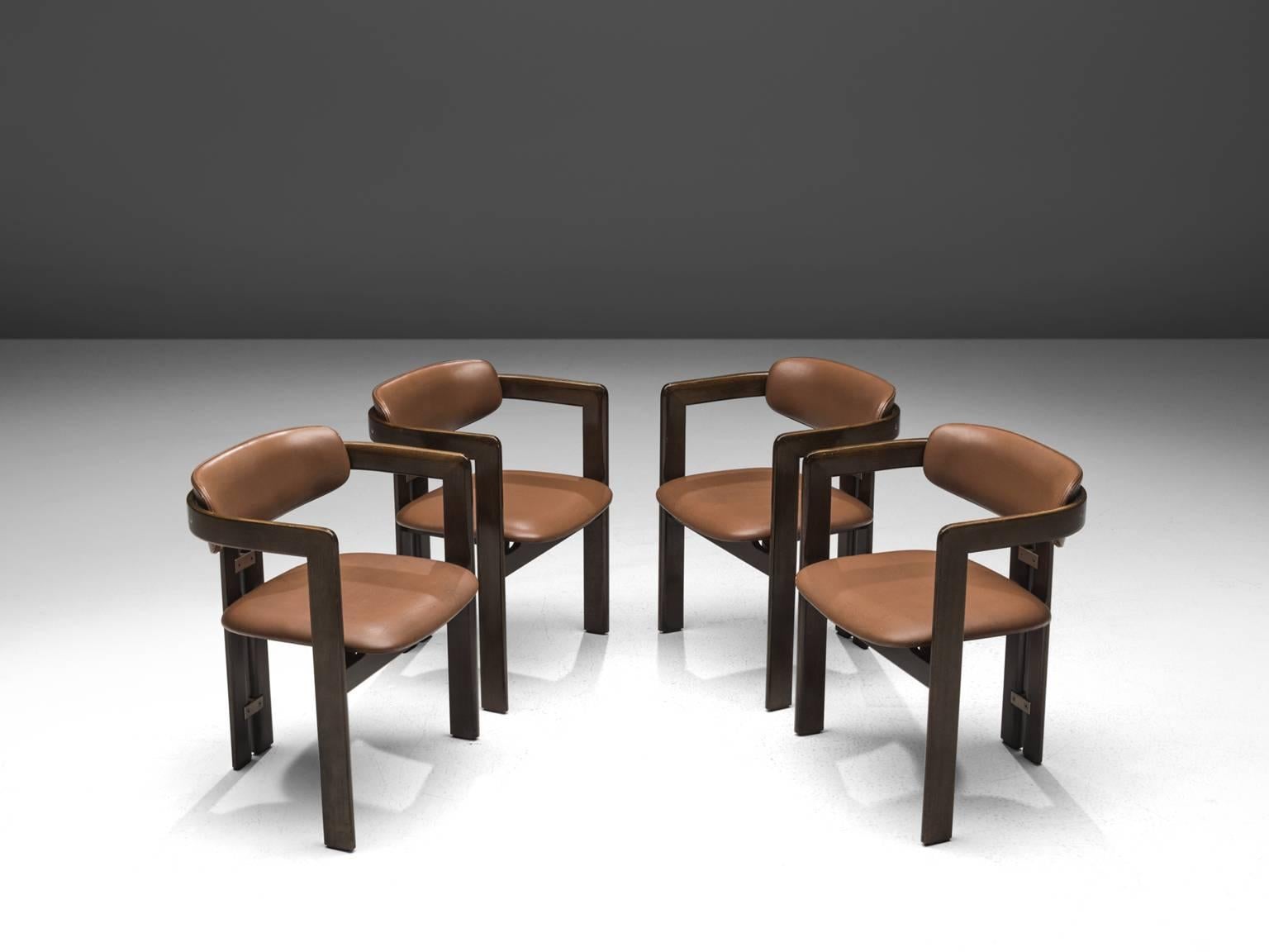 Augusto Savini pour Pozzi, ensemble de quatre chaises de salle à manger 'Pamplona', en cuir cognac, frêne et métal, Italie, 1965. 

Ensemble de quatre fauteuils en bois de frêne et tapisserie originale en cuir cognac. Les chaises ont un design