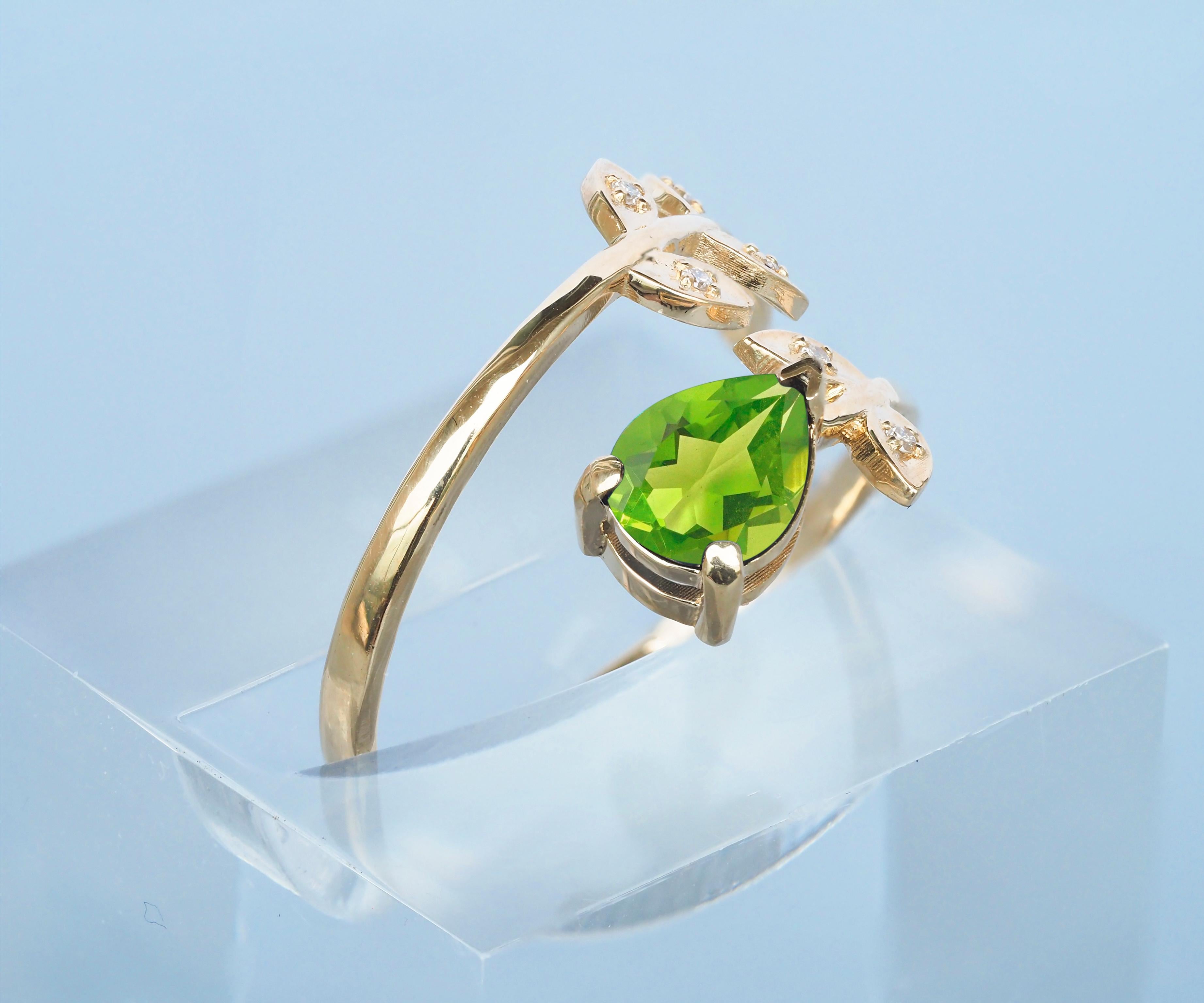 Women's August birthstone peridot 14k gold ring. For Sale