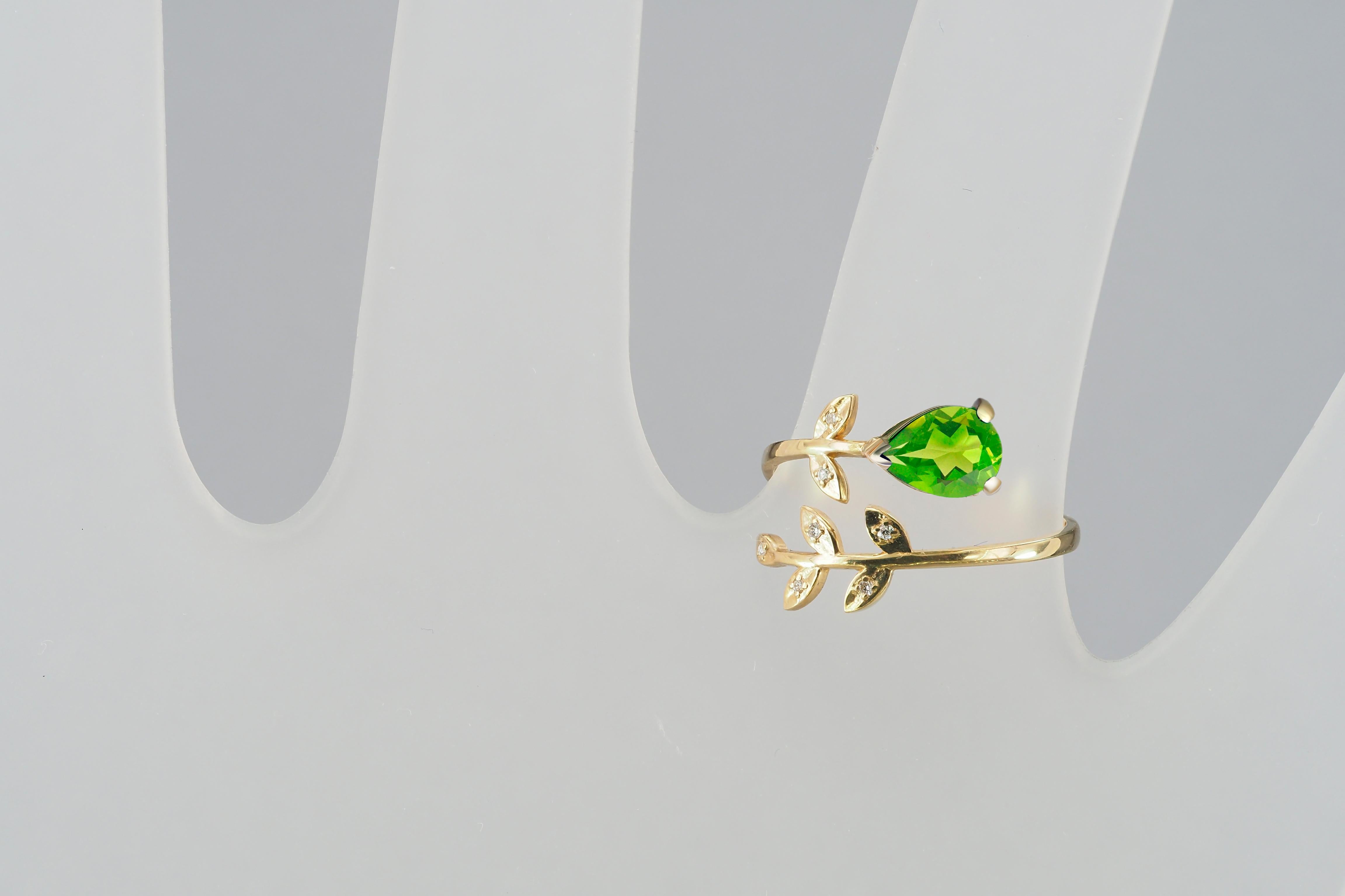 August birthstone peridot 14k gold ring. For Sale 1