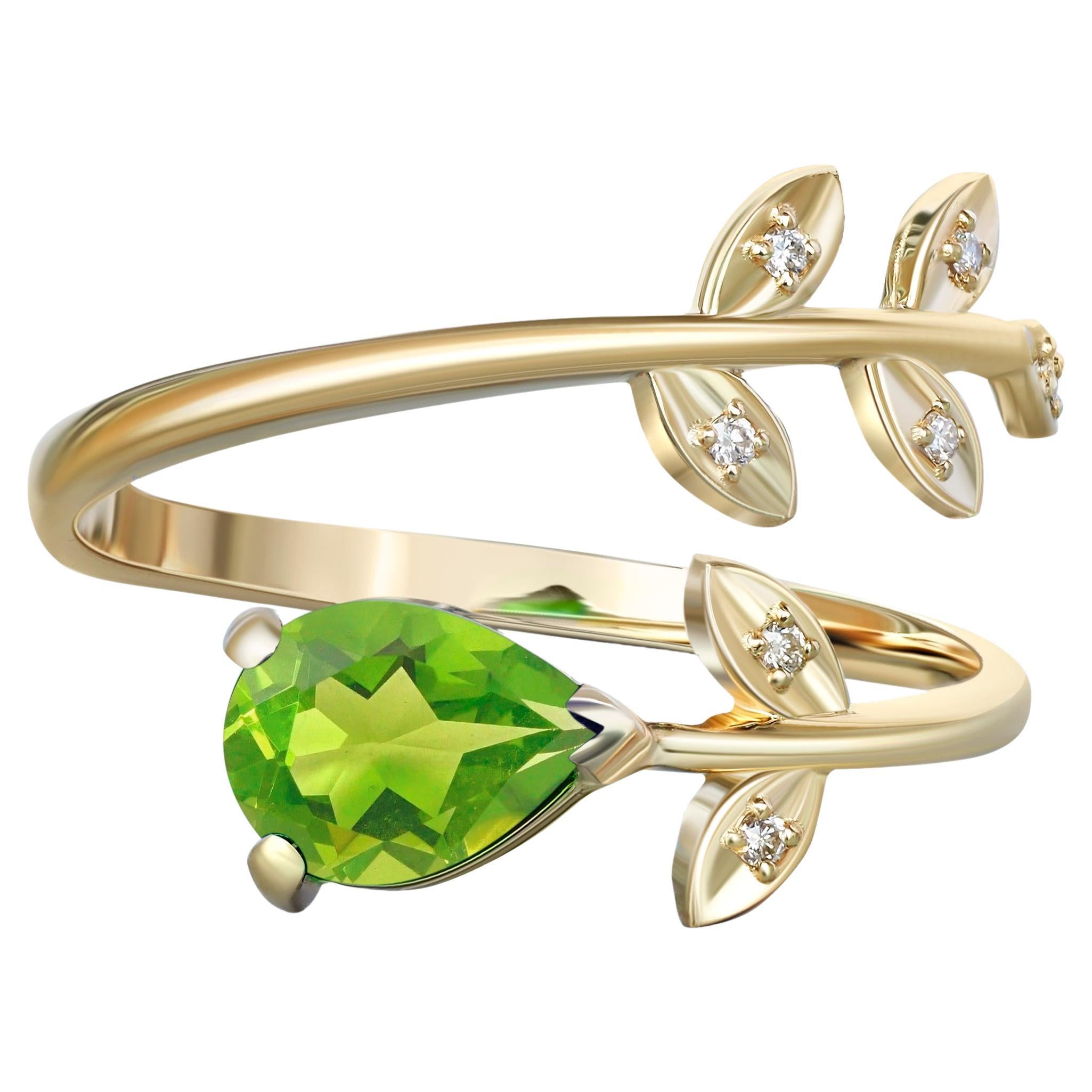 August birthstone peridot 14k gold ring. For Sale
