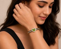 Bracelet en or 14 carats avec péridot (pierre de naissance du mois d'août) et diamants en forme de cœur, par Meghna Jewels