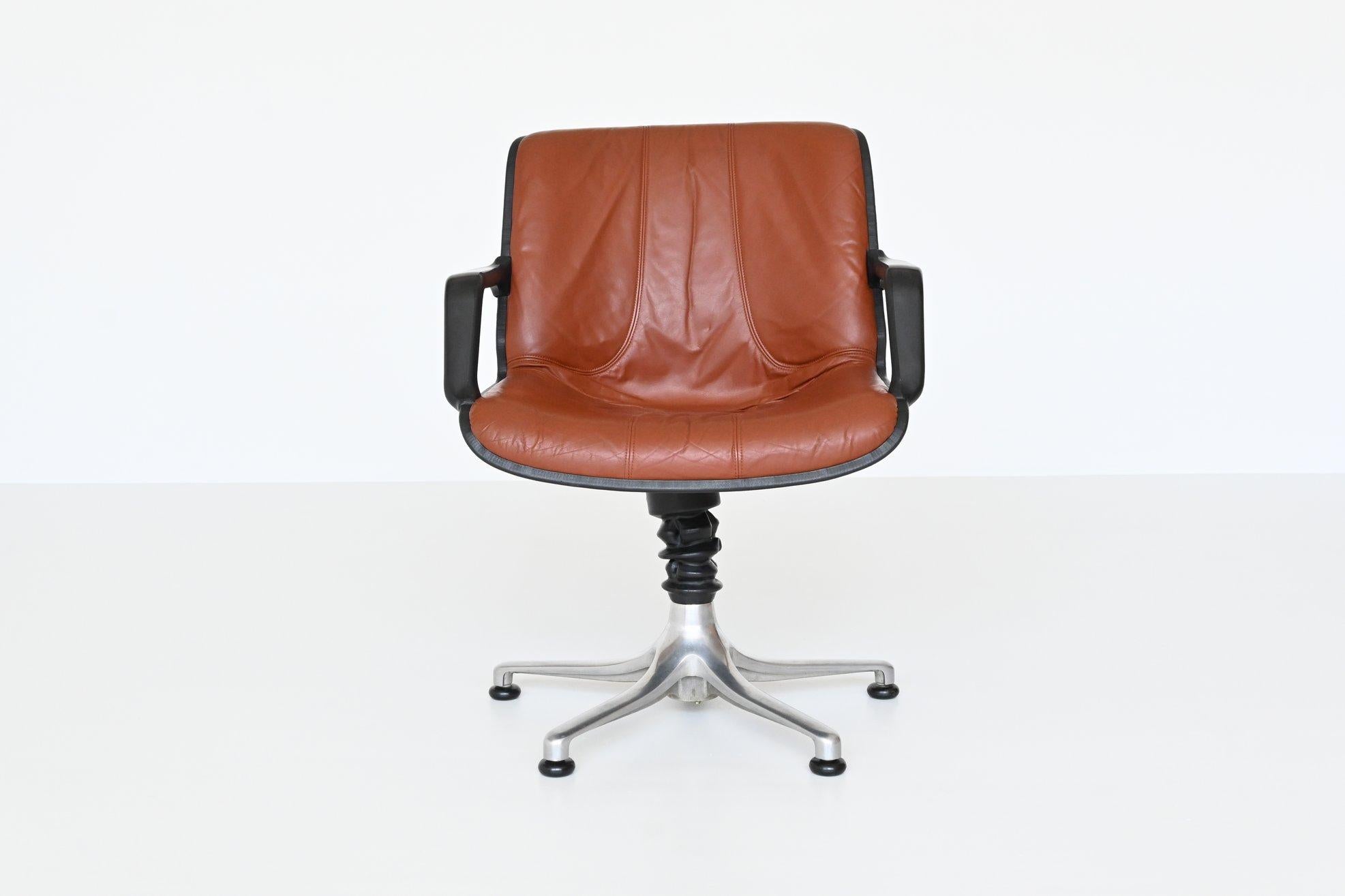 Beautiful and very comfortable office or desk chair model Chefsessel designed by Burkhardt Vogtherr and manufactured by August Fröscher, Germany 1970. This office chair has an aluminium star shaped base and the shell is made of black plastic. It has