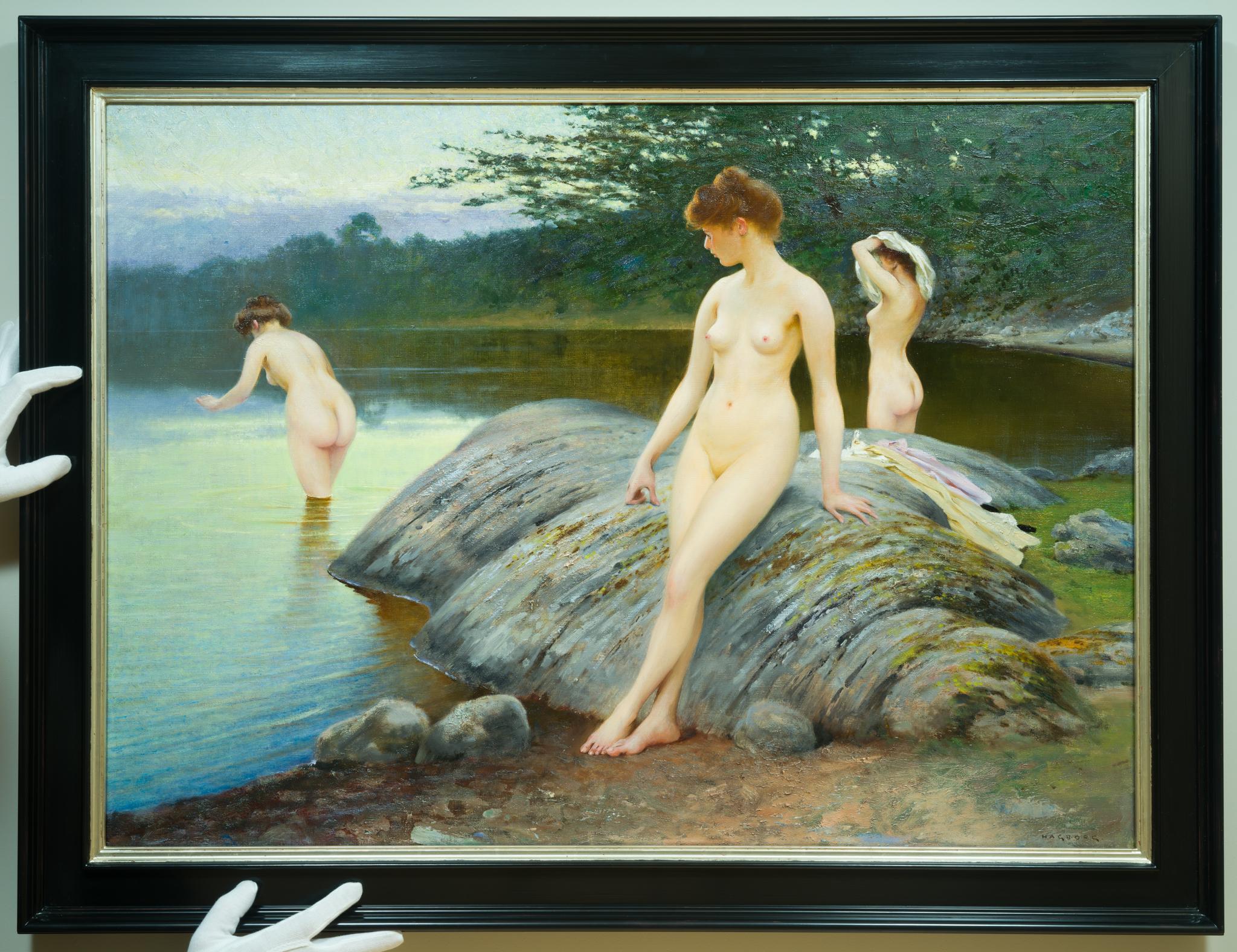 Tre donne in riva al mare, mentre si preparano a fare il bagno alla luce del mattino - Figurative Painting Nero di August Hagborg