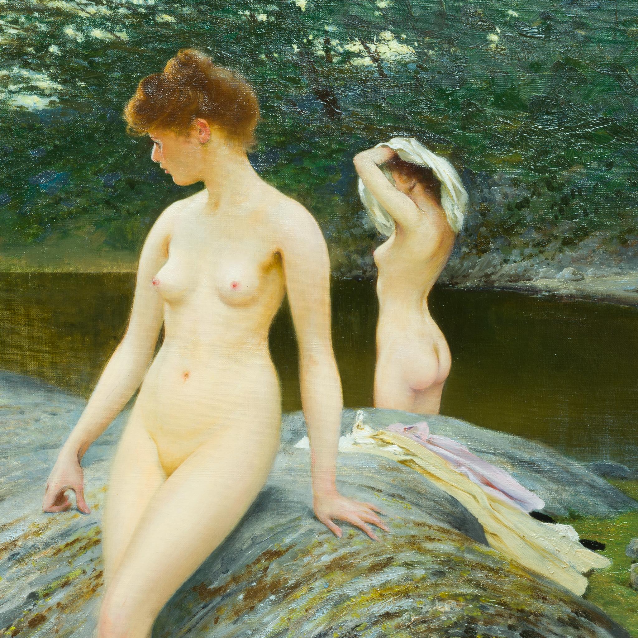 Questo dipinto di August Hagborg, luminoso e finemente eseguito, cattura tre donne nude che si preparano a fare il bagno sul bordo di uno specchio d'acqua immobile e alberato. Una figura è seduta su una roccia in primo piano, osservando con calma